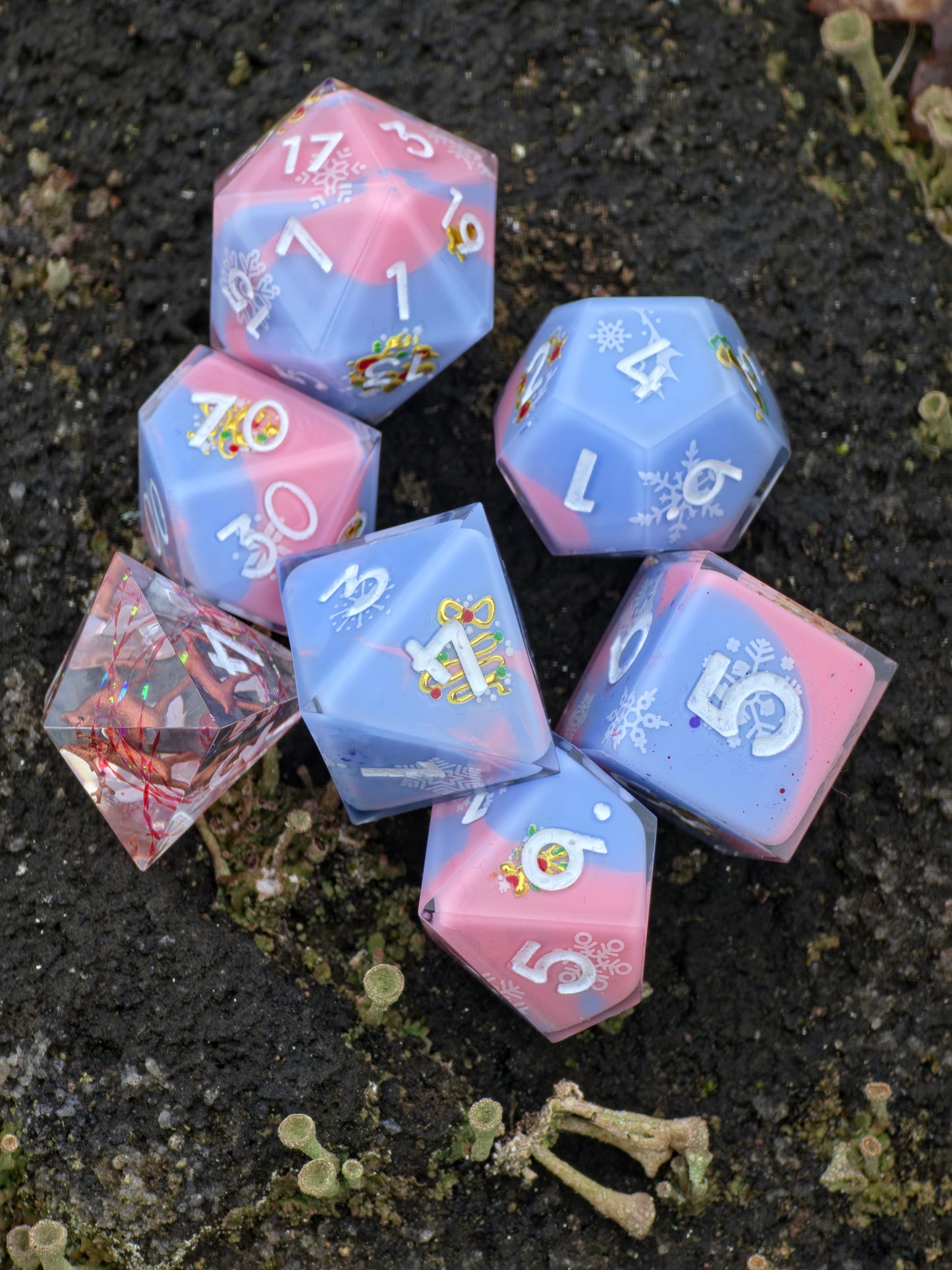 Frosted Stag Würfelset in Bewegung zur Darstellung von Farben und Oberflächenstruktur.  
Frosted Stag dice set in motion showing color gradients and surface texture.