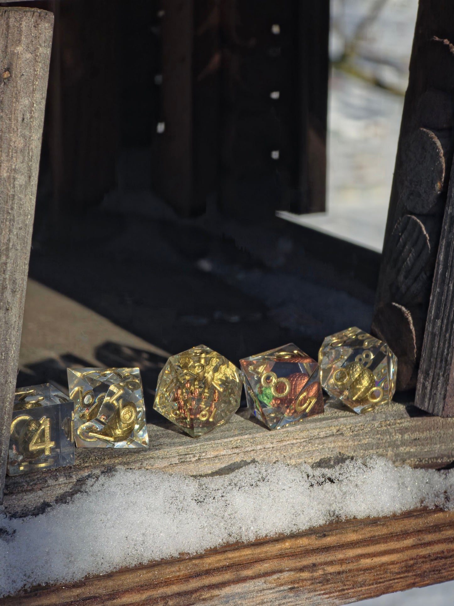 Atmosphärische Darstellung des Würfelsets Goldene Wiederkehr mit goldener Wiedergeburts- und Feuerstimmung.  
Atmospheric view of the Goldene Wiederkehr dice set with a golden rebirth and fire mood.