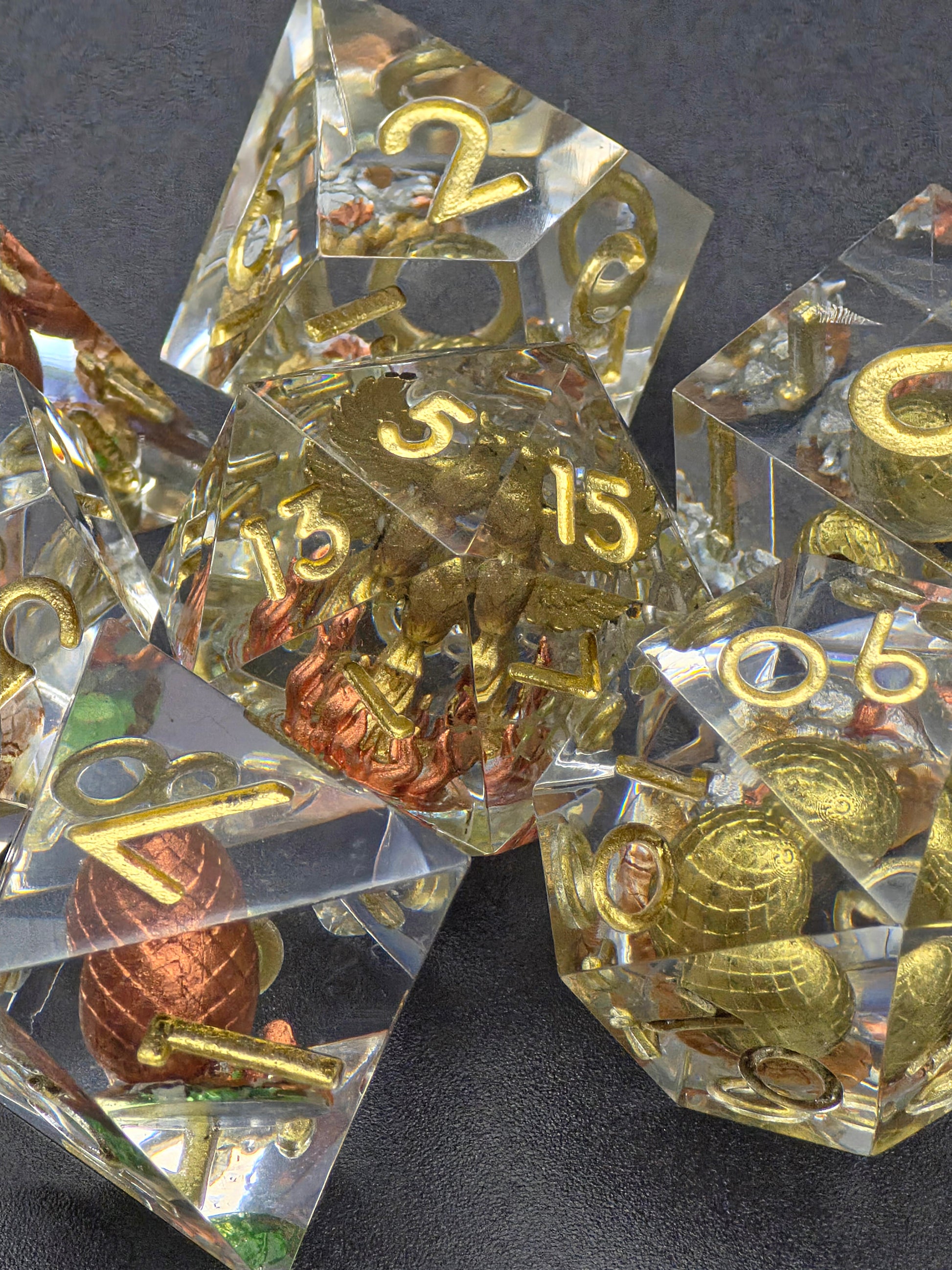 Handgemachtes Resin Würfelset Goldene Wiederkehr mit goldenem Phönix und Phönix-Eiern, polyedrisches DnD Würfelset.  
Handmade resin dice set Goldene Wiederkehr with golden phoenix and phoenix eggs, polyhedral DnD dice set.