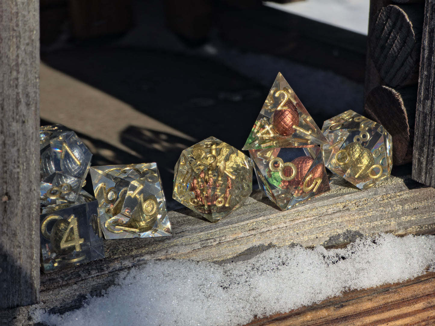 Würfelset Goldene Wiederkehr in Bewegung zur Darstellung von Tiefe, Klarheit und goldenen Diorama-Details.  
Goldene Wiederkehr dice set in motion showing depth, clarity, and golden diorama details.