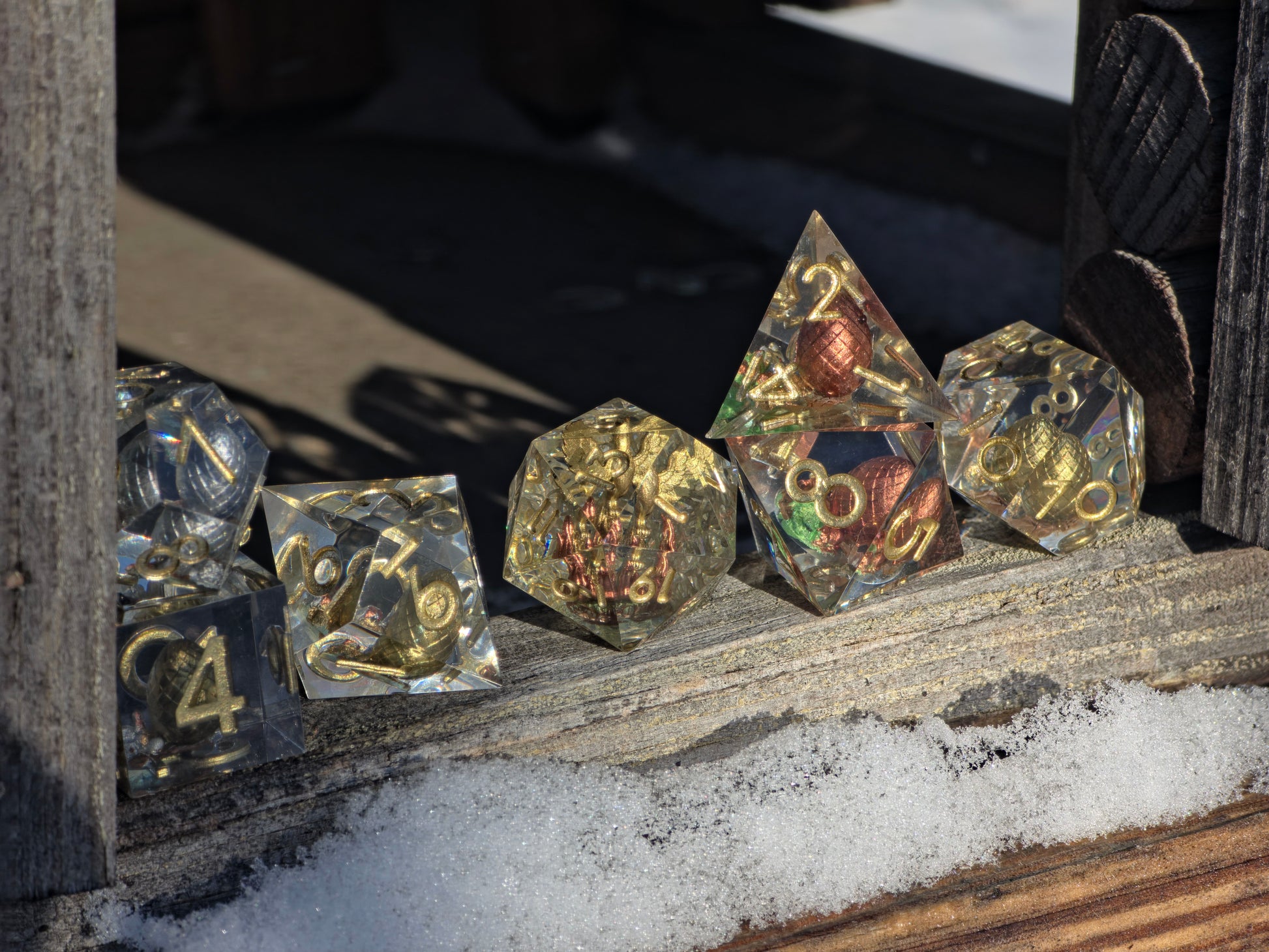 Würfelset Goldene Wiederkehr in Bewegung zur Darstellung von Tiefe, Klarheit und goldenen Diorama-Details.  
Goldene Wiederkehr dice set in motion showing depth, clarity, and golden diorama details.