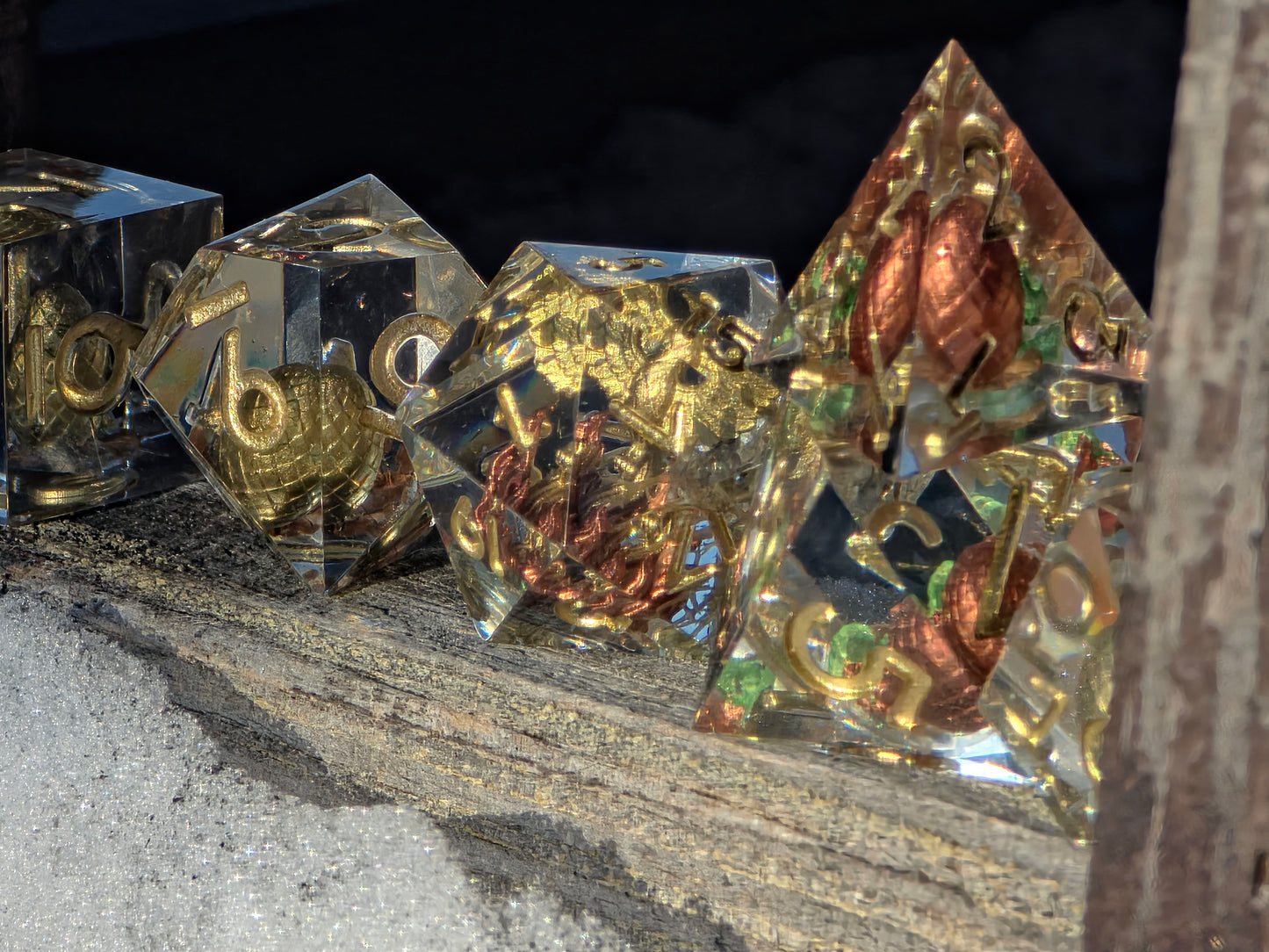 Detailaufnahme der Zahlen und der klaren Resinstruktur des Würfelsets Goldene Wiederkehr.  
Close-up of the numbers and clear resin structure of the Goldene Wiederkehr dice set.