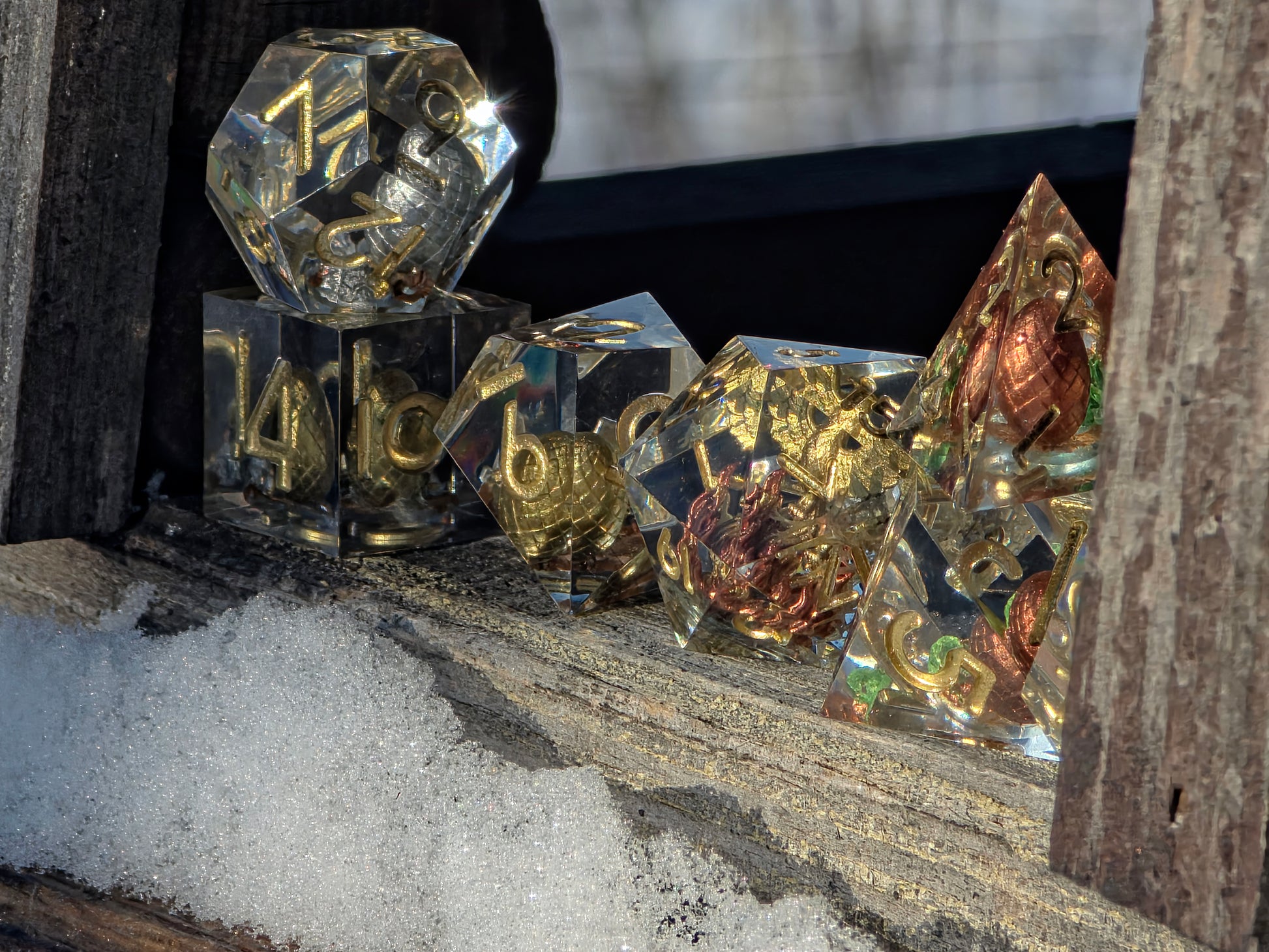 Diorama mit goldenen Phönix-Eiern im handgefertigten Würfelset Goldene Wiederkehr für DnD und TTRPG.  
Golden phoenix egg diorama inside the handmade Goldene Wiederkehr dice set for DnD and TTRPG.