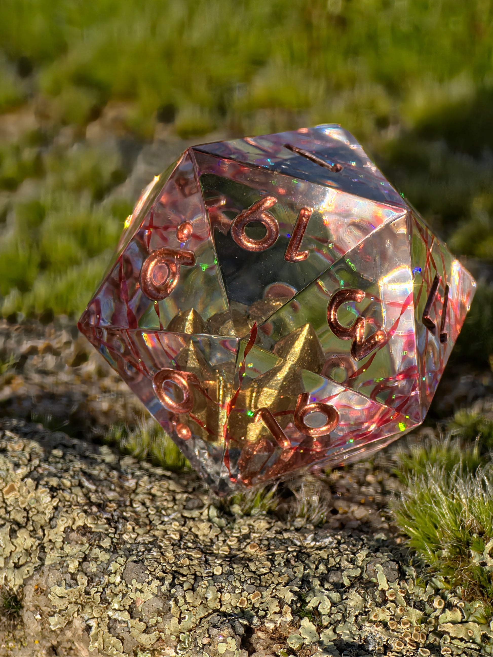 Goldherz des Orakels einzelner handgemachter Kristall D20 aus klarem Resin mit goldenem Herz und goldenen Zahlen.  
Goldherz des Orakels handmade single crystal D20 made of clear resin with a golden heart and gold numbers.