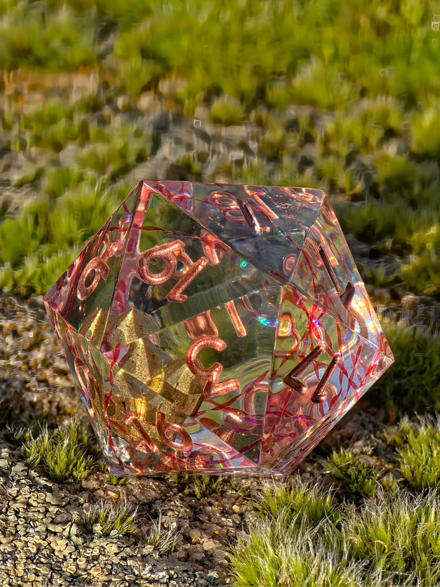 Goldherz des Orakels Kristall D20 (28 mm) in der Hand zur Darstellung von Größe und Transparenz.  
Goldherz des Orakels crystal D20 (28 mm) shown in hand to display size and transparency.