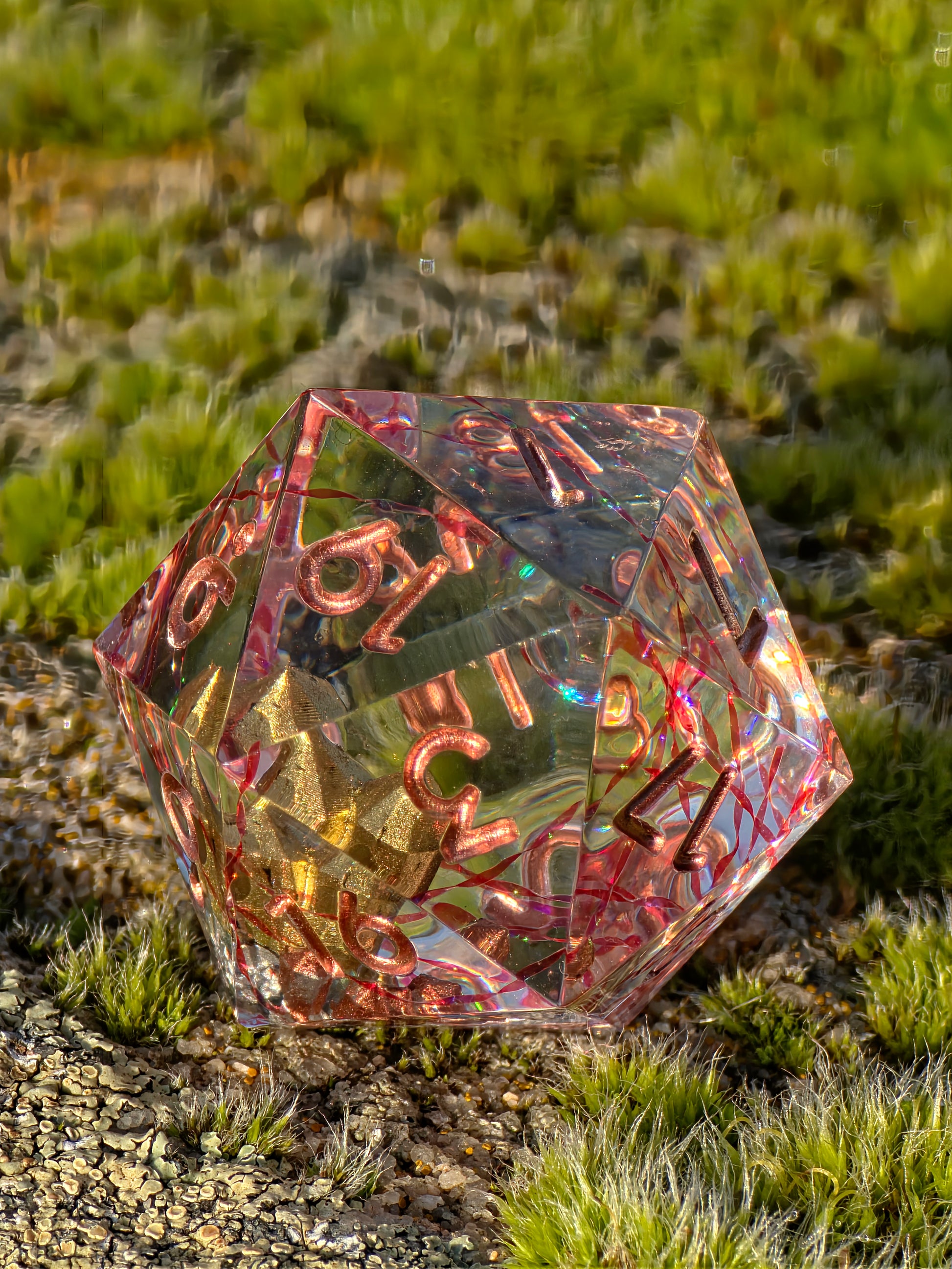 Goldherz des Orakels Kristall D20 (28 mm) in der Hand zur Darstellung von Größe und Transparenz.  
Goldherz des Orakels crystal D20 (28 mm) shown in hand to display size and transparency.