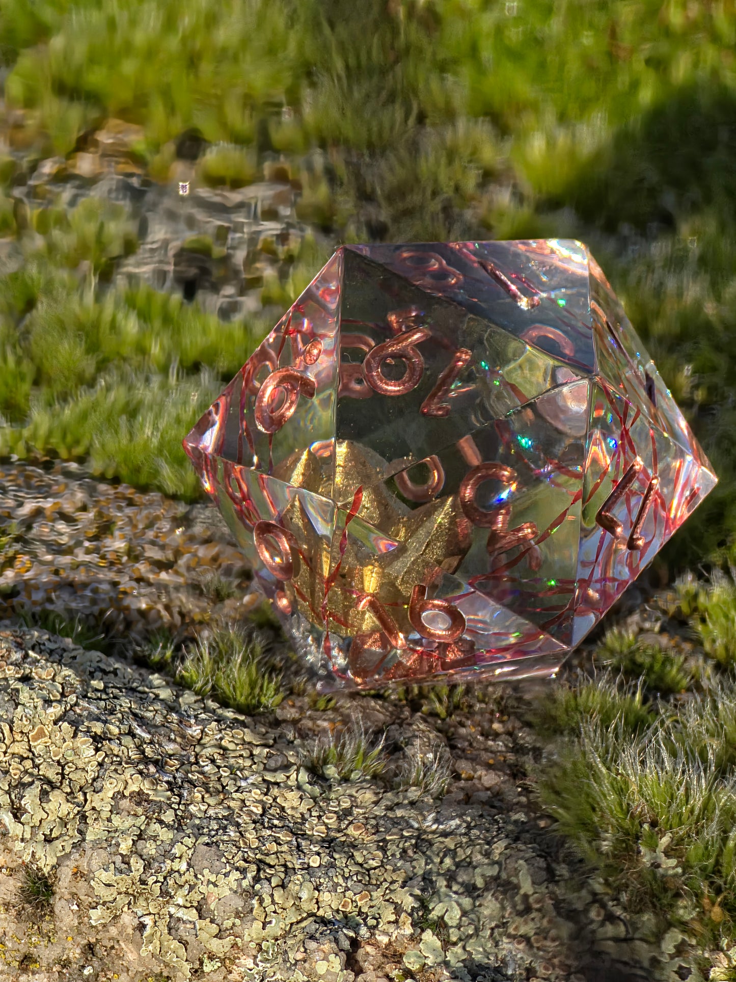 Goldherz des Orakels D20 im natürlichen Licht mit klarer Resin-Struktur und goldenem Herz.  
Goldherz des Orakels D20 in natural light highlighting clear resin structure and golden heart.