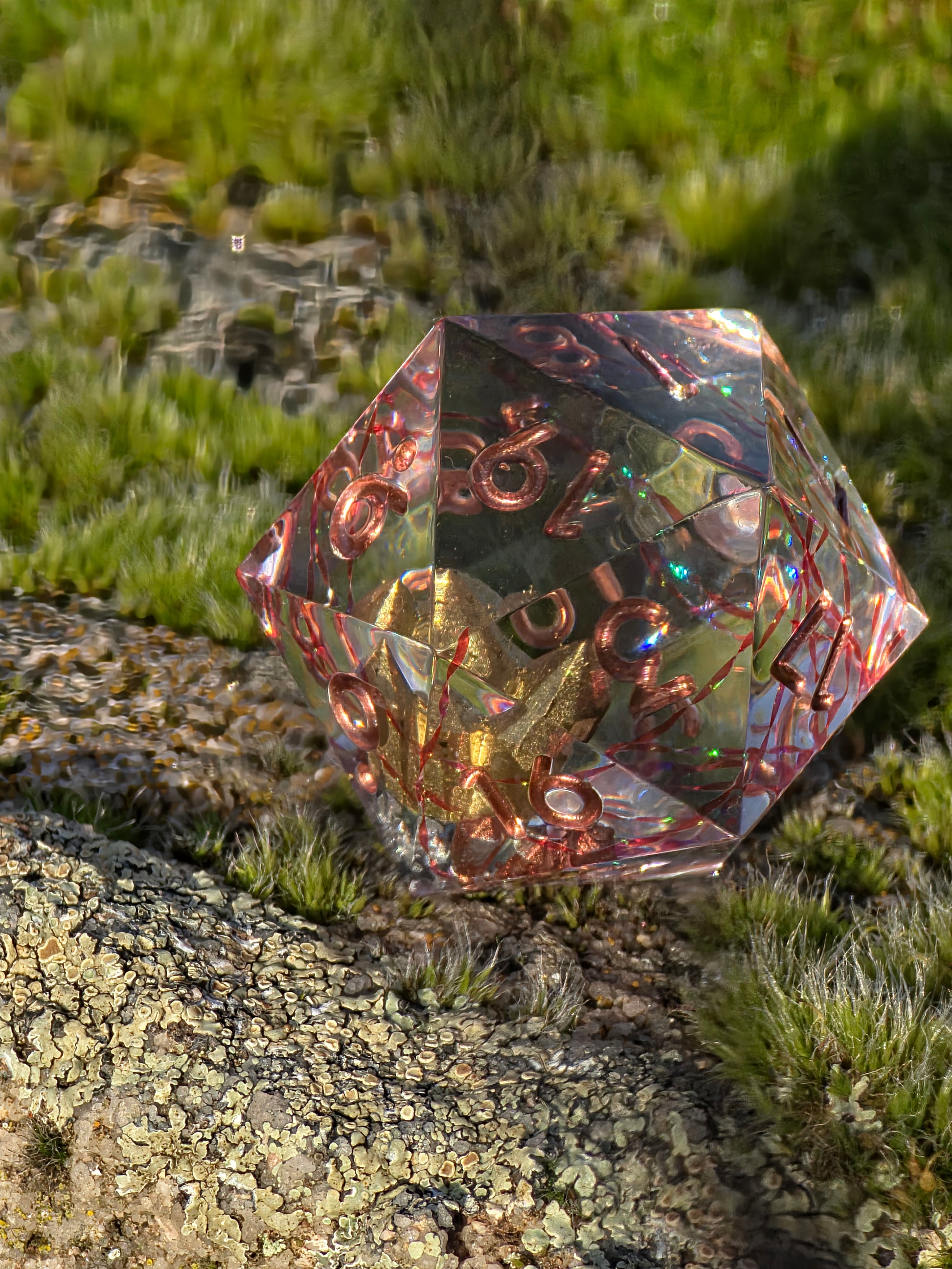 Goldherz des Orakels D20 im natürlichen Licht mit klarer Resin-Struktur und goldenem Herz.  
Goldherz des Orakels D20 in natural light highlighting clear resin structure and golden heart.