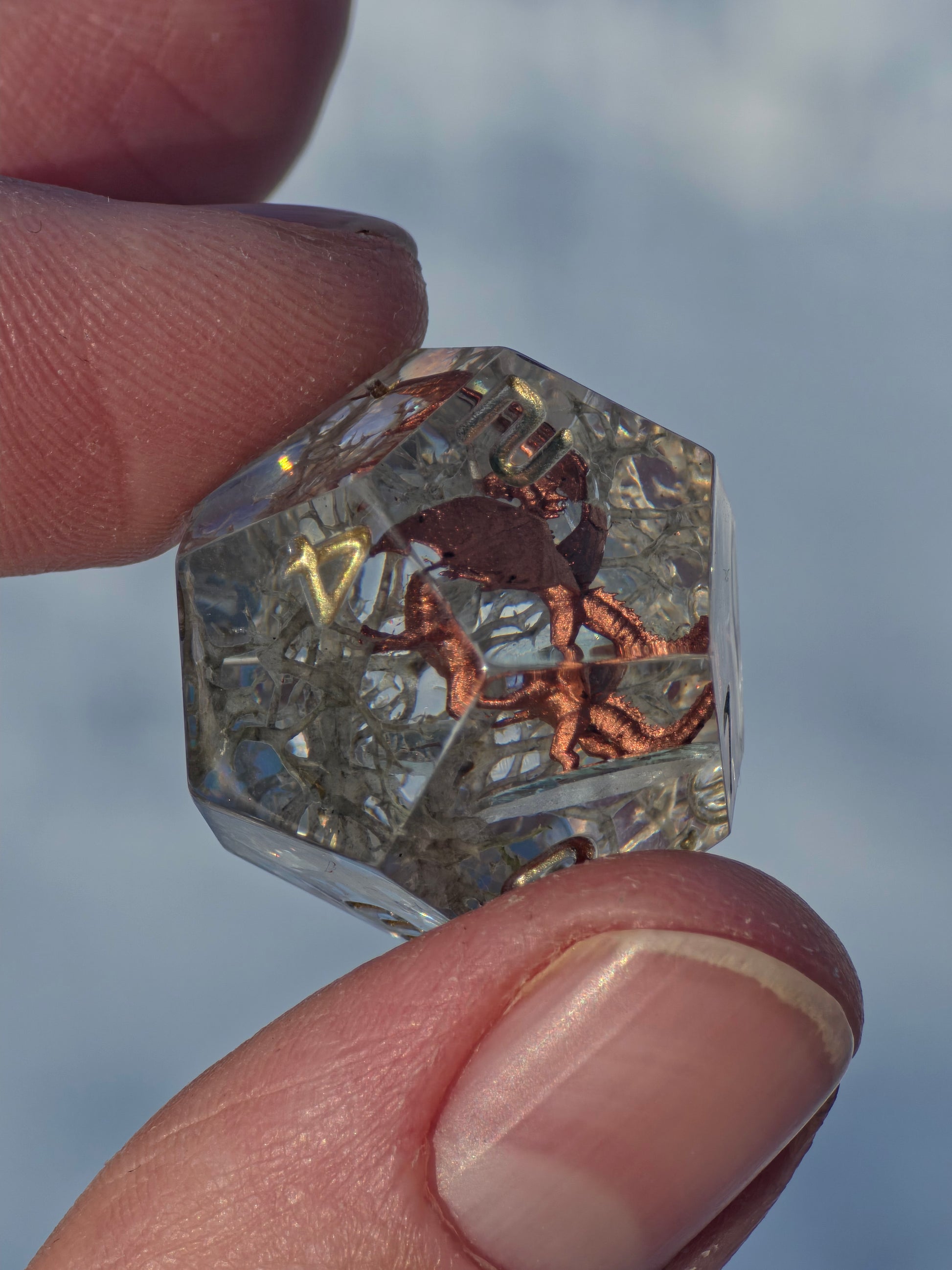 Atmosphärische Darstellung des Würfelsets Hort der Uralten Drachen mit antiker, mystischer Stimmung.  
Atmospheric view of the Hort der Uralten Drachen dice set with an ancient, mystical mood.