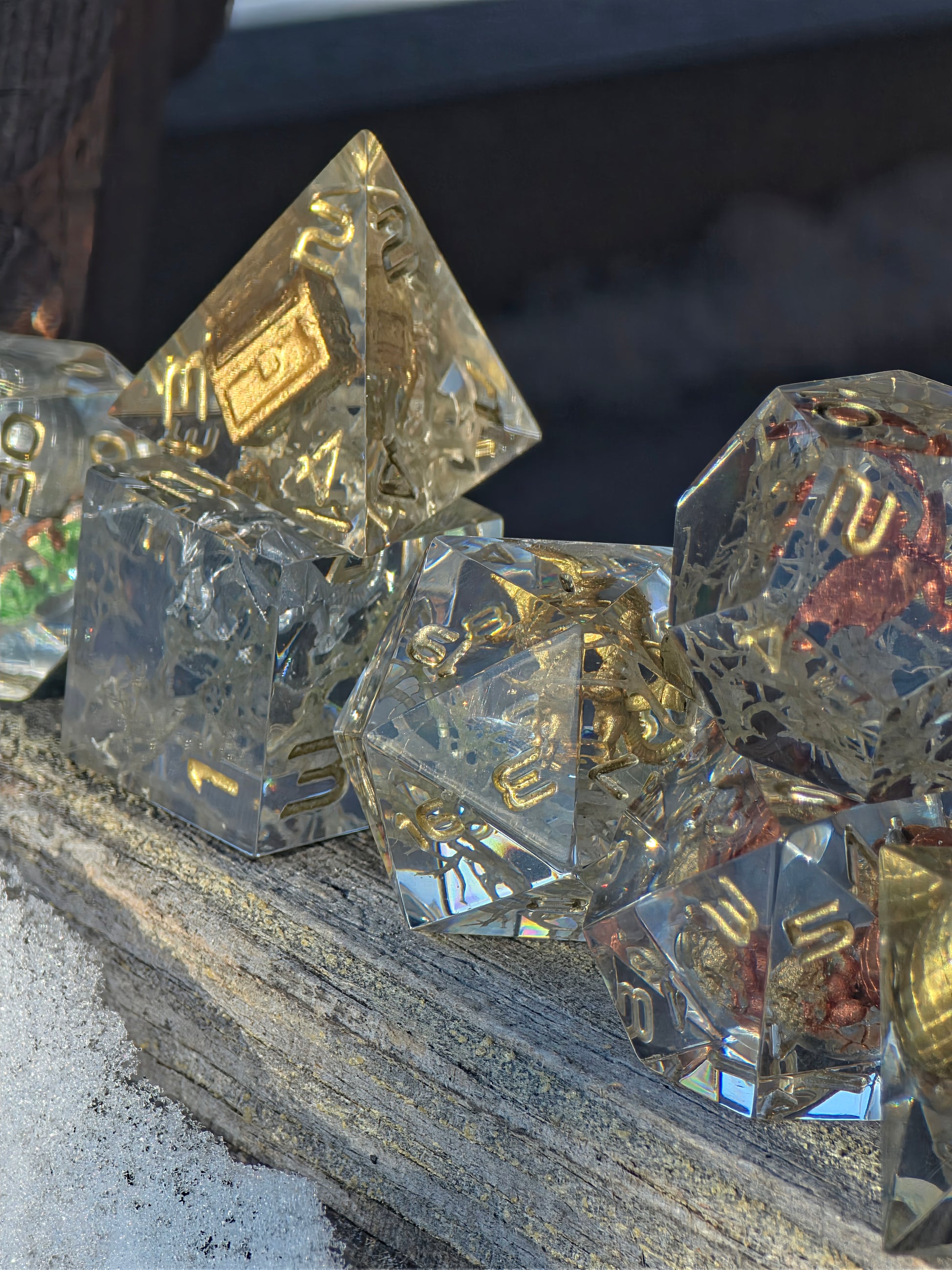 Handgemachtes Resin Würfelset Hort der Uralten Drachen mit Drachen- und Ei-Dioramen, polyedrisches DnD Würfelset.  
Handmade resin dice set Hort der Uralten Drachen with dragon and egg dioramas, polyhedral DnD dice set.