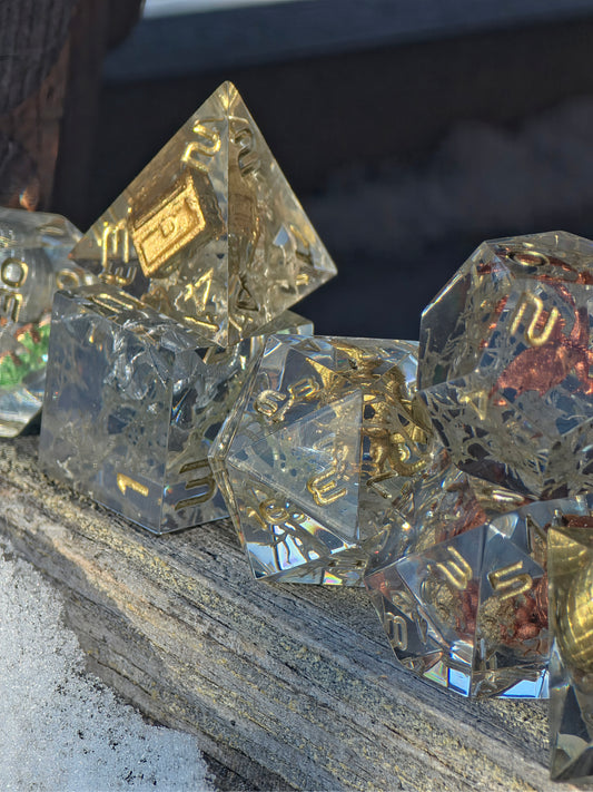 Handgemachtes Resin Würfelset Hort der Uralten Drachen mit Drachen- und Ei-Dioramen, polyedrisches DnD Würfelset.  
Handmade resin dice set Hort der Uralten Drachen with dragon and egg dioramas, polyhedral DnD dice set.