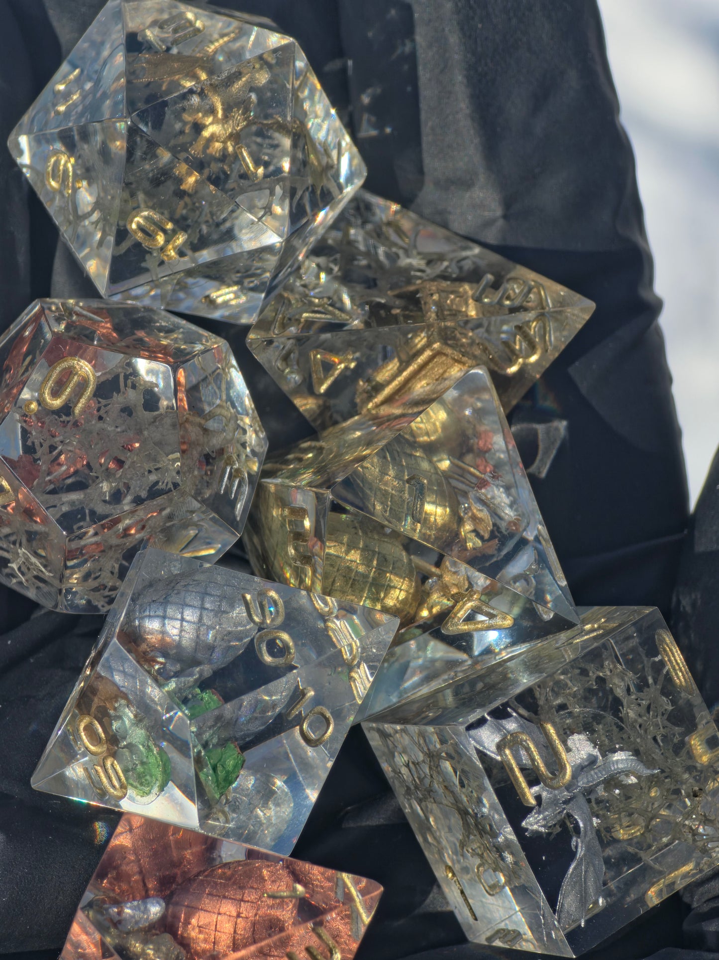 Würfelset Hort der Uralten Drachen in Bewegung zur Darstellung von Tiefe, Klarheit und Diorama-Struktur.  
Hort der Uralten Drachen dice set in motion showing depth, clarity, and diorama structure.