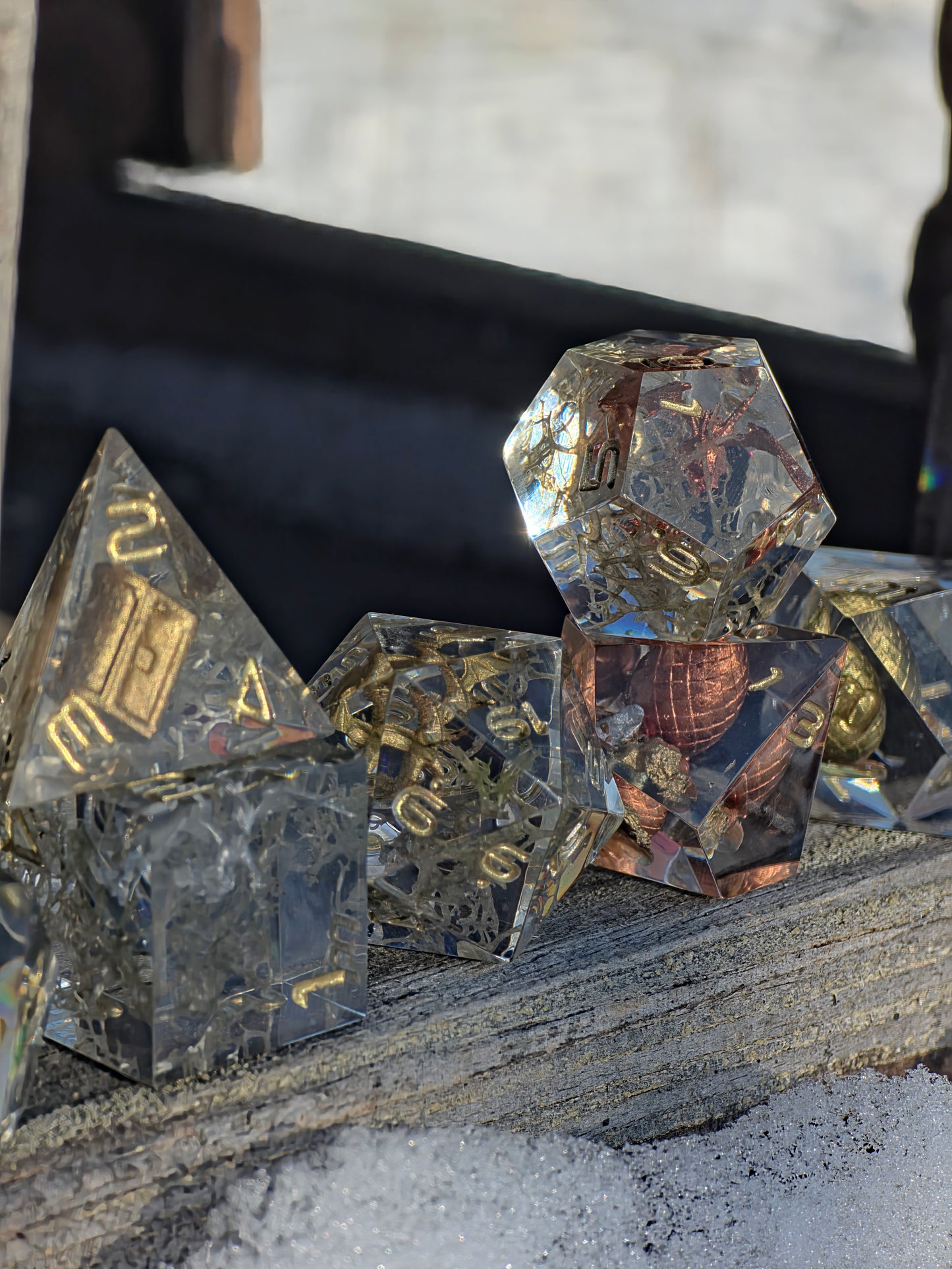 Detailansicht einer Drachen-Diorama-Szene im Würfelset Hort der Uralten Drachen aus klarem Resin.  
Close-up of a dragon diorama scene inside the Hort der Uralten Drachen resin dice set.