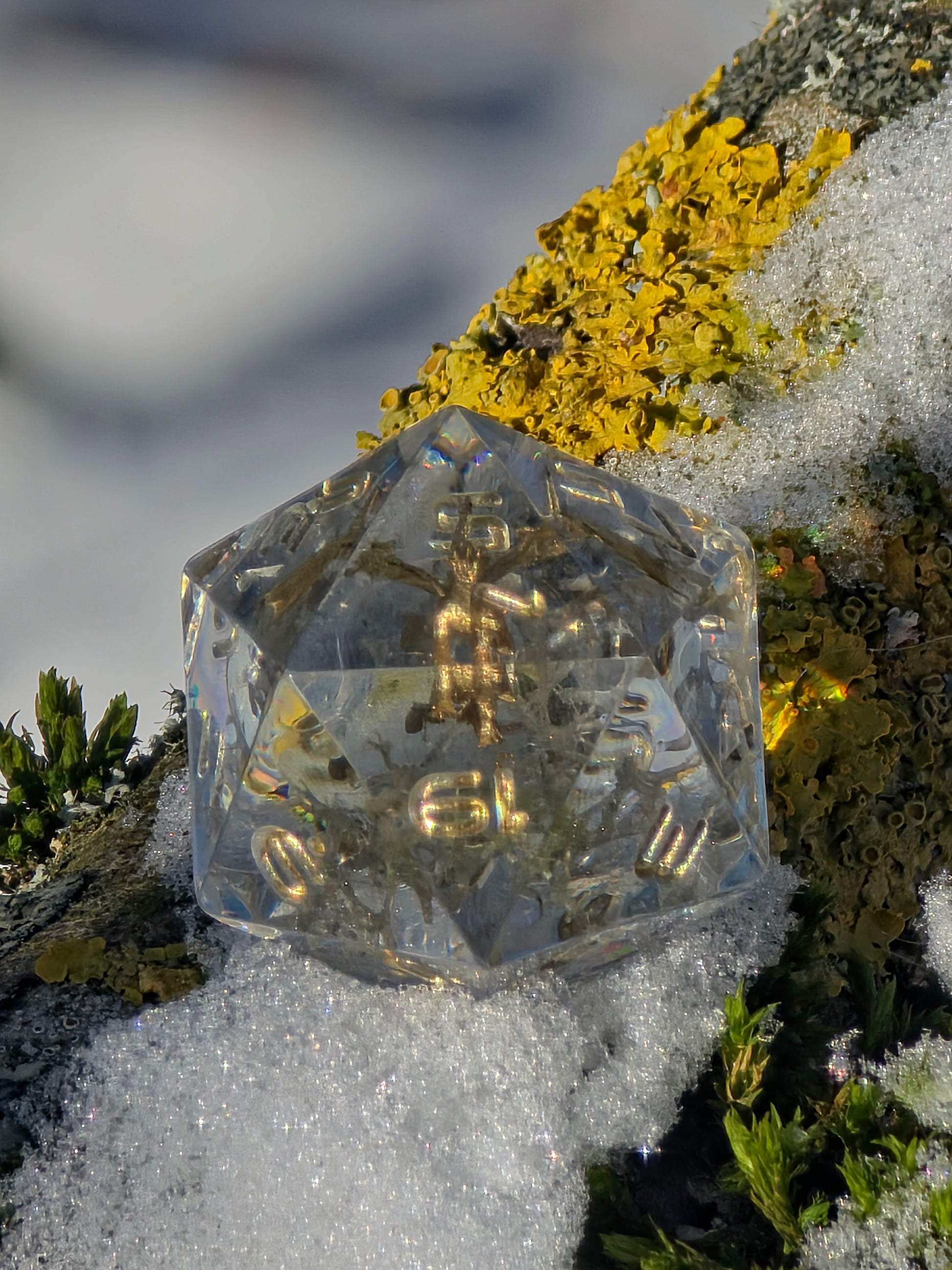 Diorama mit Dracheneiern im handgefertigten Würfelset Hort der Uralten Drachen für DnD und TTRPG.  
Dragon egg diorama inside the handmade Hort der Uralten Drachen dice set for DnD and TTRPG.