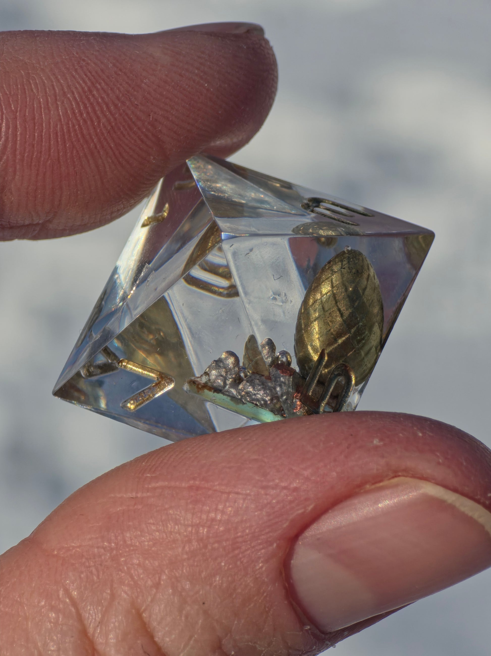 Detailaufnahme der Zahlen und der klaren Resinstruktur des Würfelsets Hort der Uralten Drachen.  
Close-up of the numbers and clear resin structure of the Hort der Uralten Drachen dice set.