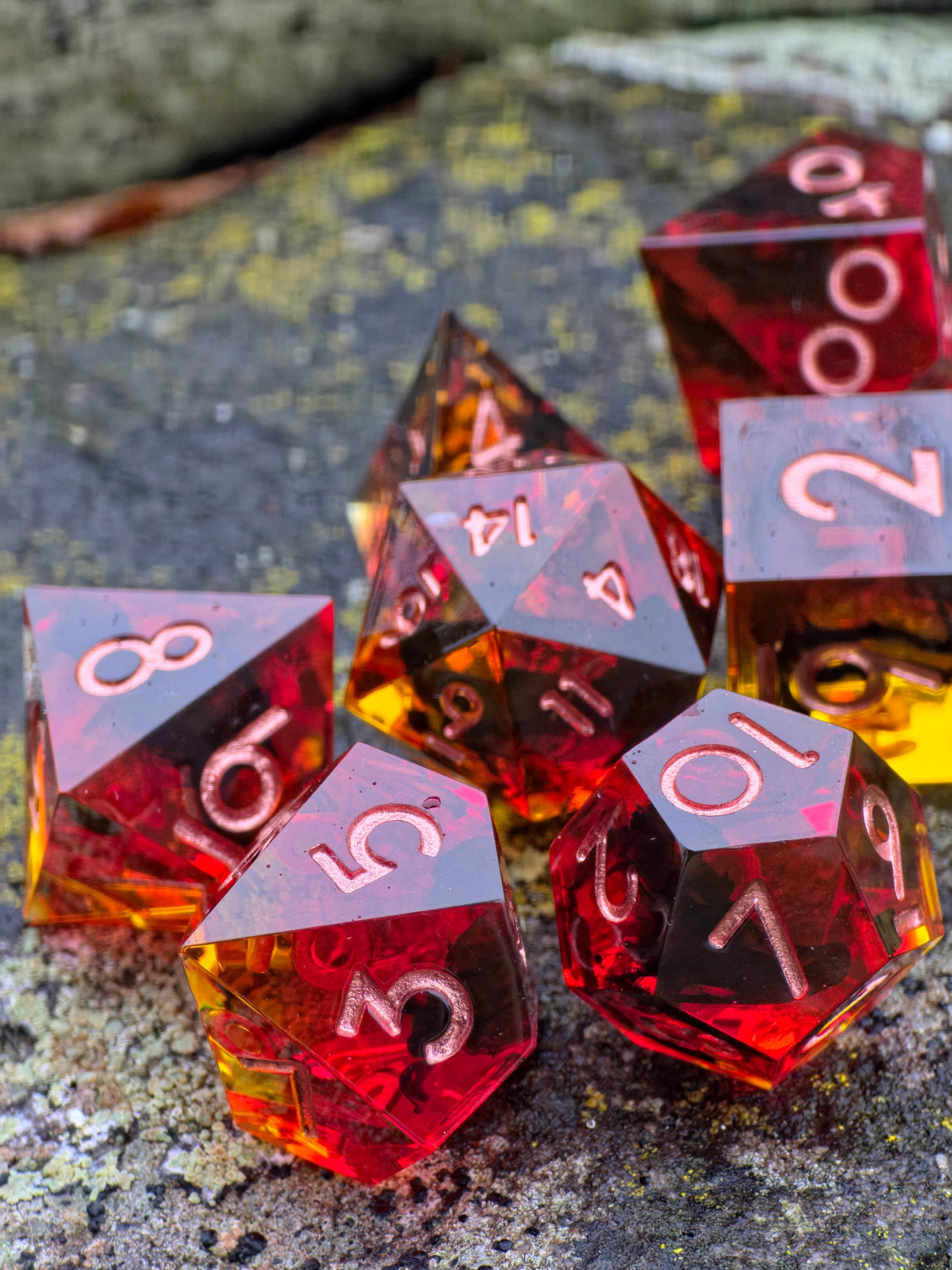 Galerieansicht des Infernal Amberfall DnD Würfelsets aus mehreren Perspektiven.  
Gallery view of the Infernal Amberfall DnD dice set from multiple angles.