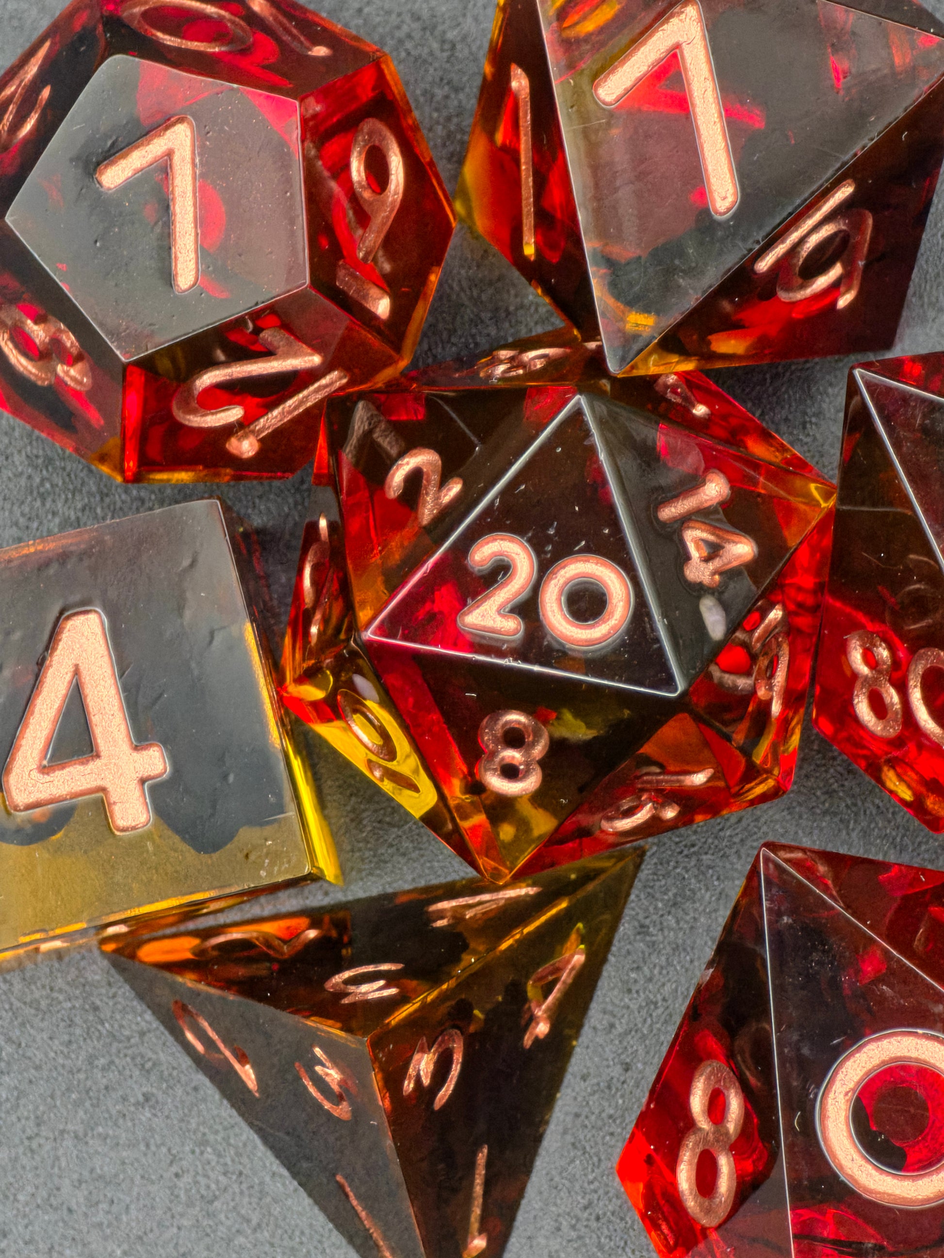Infernal Amberfall – handgemachtes DnD Würfelset in Feuerrot und Bernstein mit Glut- und Lava-Effekt aus transparentem Resin  
Infernal Amberfall – handmade DnD dice set in fiery red and amber tones with glowing lava resin effect