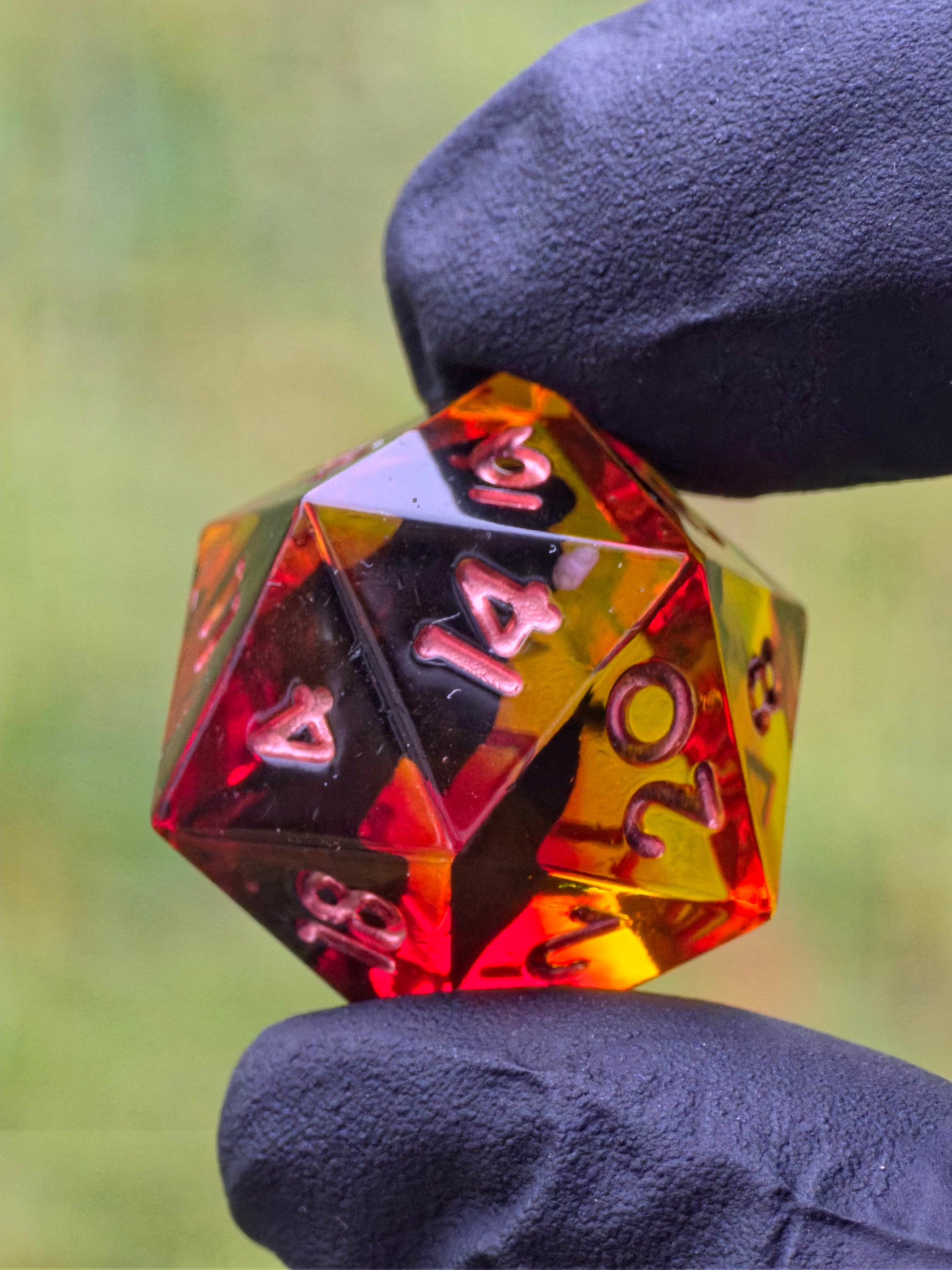 Nahaufnahme des Glut- und Lava-Effekts im Infernal Amberfall Resin Dice Set für DnD und TTRPG  
Close-up of the glowing lava effect in the Infernal Amberfall resin dice set for DnD and TTRPG