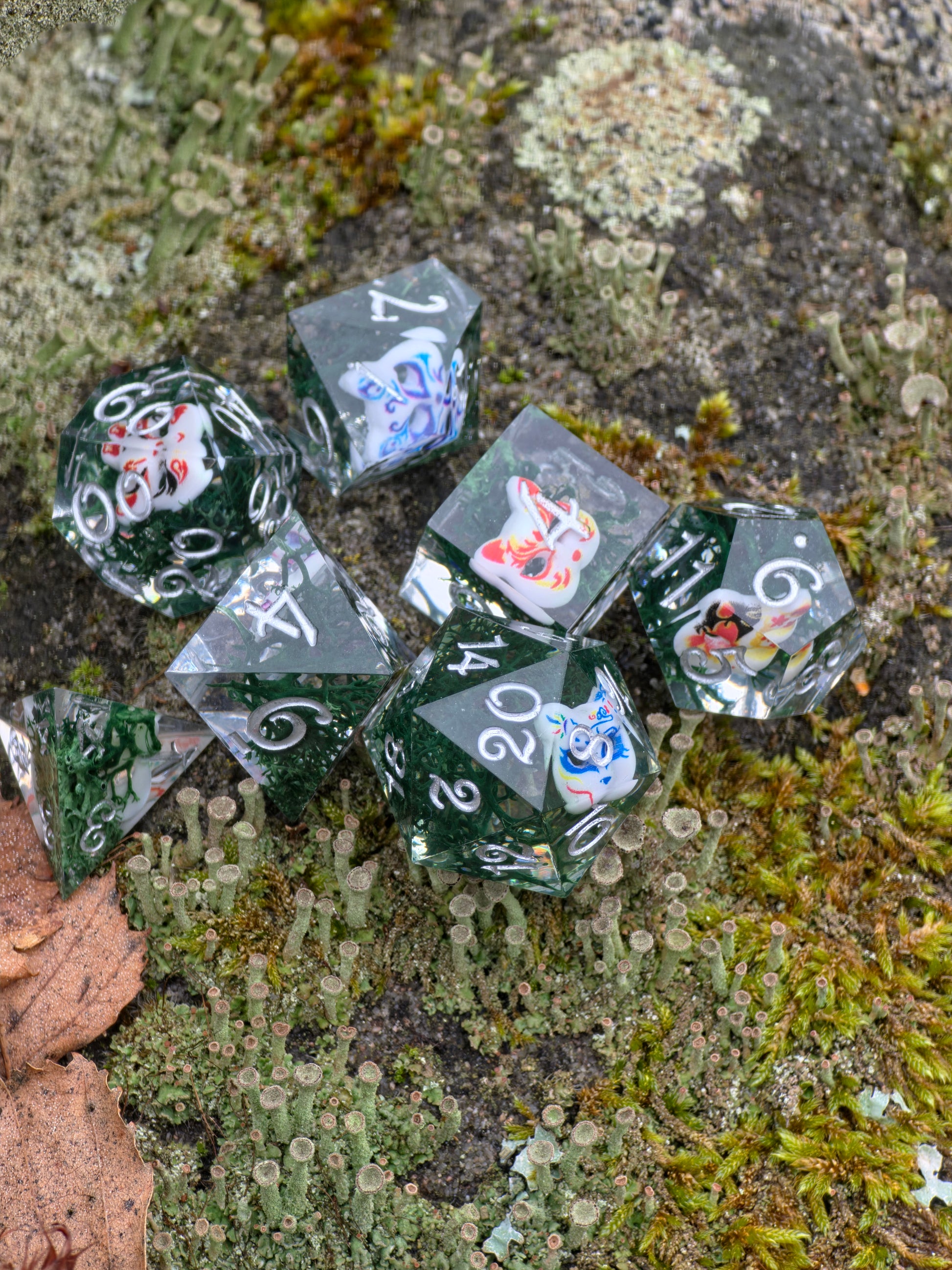 Nahaufnahme der japanischen Kitsune-Masken im „Kitsune Spirit Dice“ Würfelset, minimalistisch und mystisch.  
Close-up of the Japanese kitsune mask designs in the “Kitsune Spirit Dice” set, minimalist and mystical.