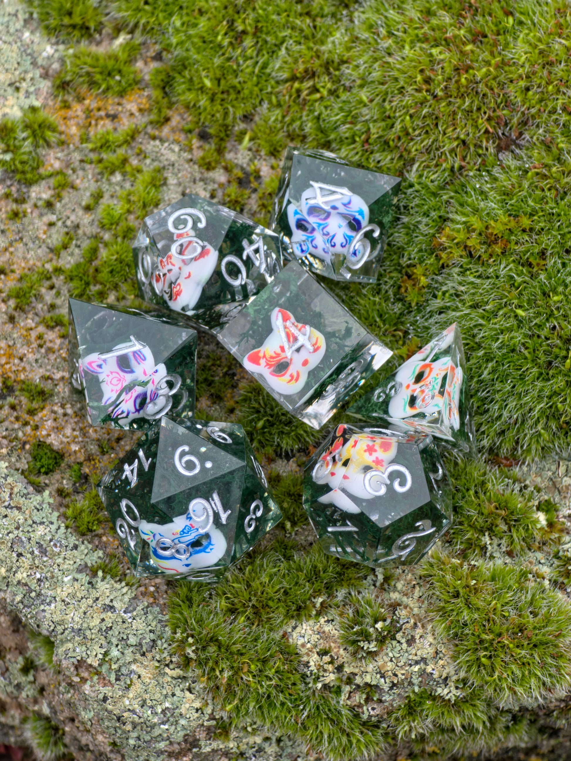 Galerieansicht des „Kitsune Spirit Dice“ DnD Würfelsets aus verschiedenen Perspektiven.  
Gallery view of the “Kitsune Spirit Dice” DnD dice set from multiple angles.