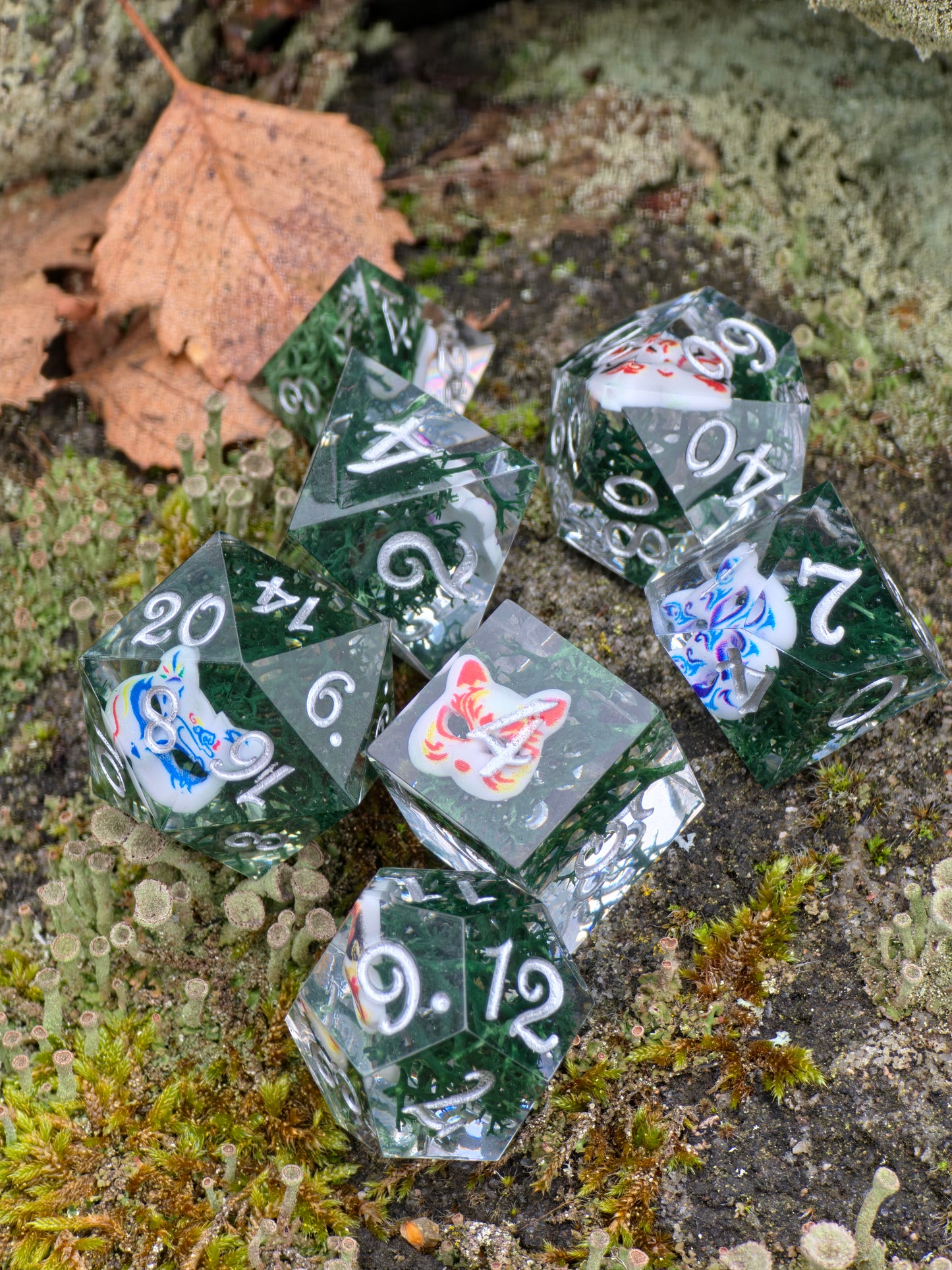 Kitsune Spirit Dice“ Würfelset im natürlichen Licht, klare Transparenz und kontrastreiche weiße Zahlen.  
Kitsune Spirit Dice” set in natural light, clear transparency with high-contrast white numbers.