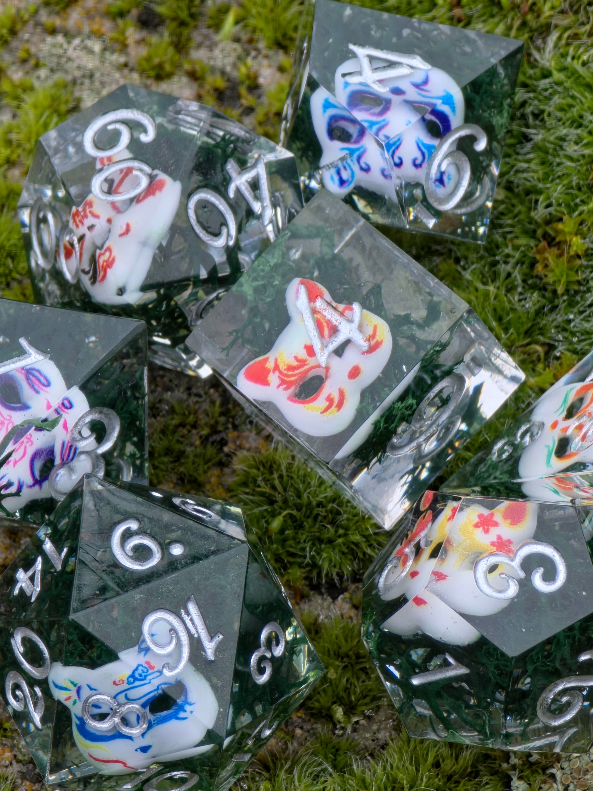 Polyedrisches „Kitsune Spirit Dice“ Würfelset mit allen Würfelformen, inspiriert von japanischer Mythologie.  
Polyhedral “Kitsune Spirit Dice” set with all dice shapes, inspired by Japanese mythology.