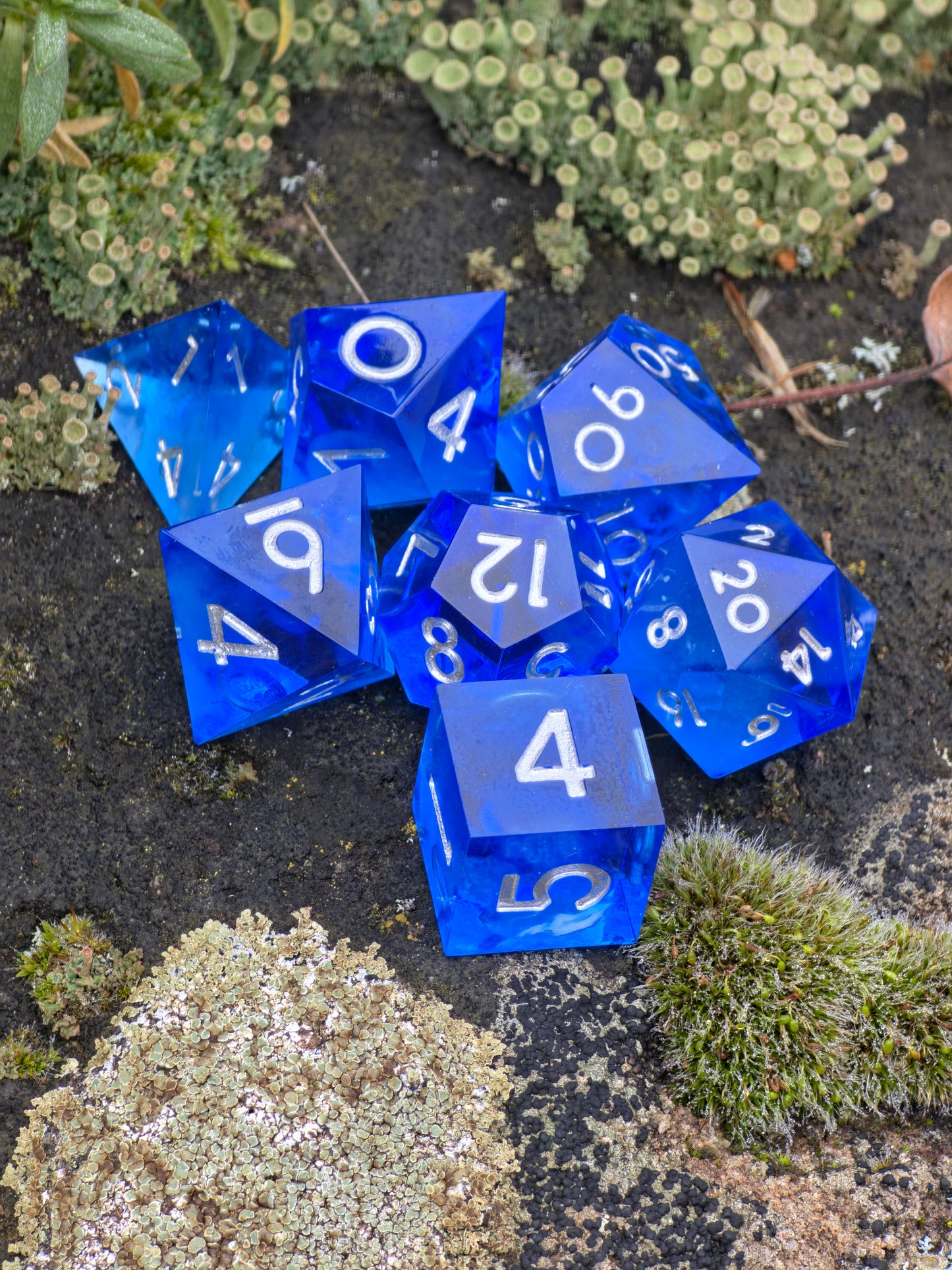 Übersicht des Midnight Nebula 7-teiligen polyedrischen Würfelsets für DnD und TTRPG.  
Overview of the Midnight Nebula 7-piece polyhedral dice set for DnD and TTRPG.