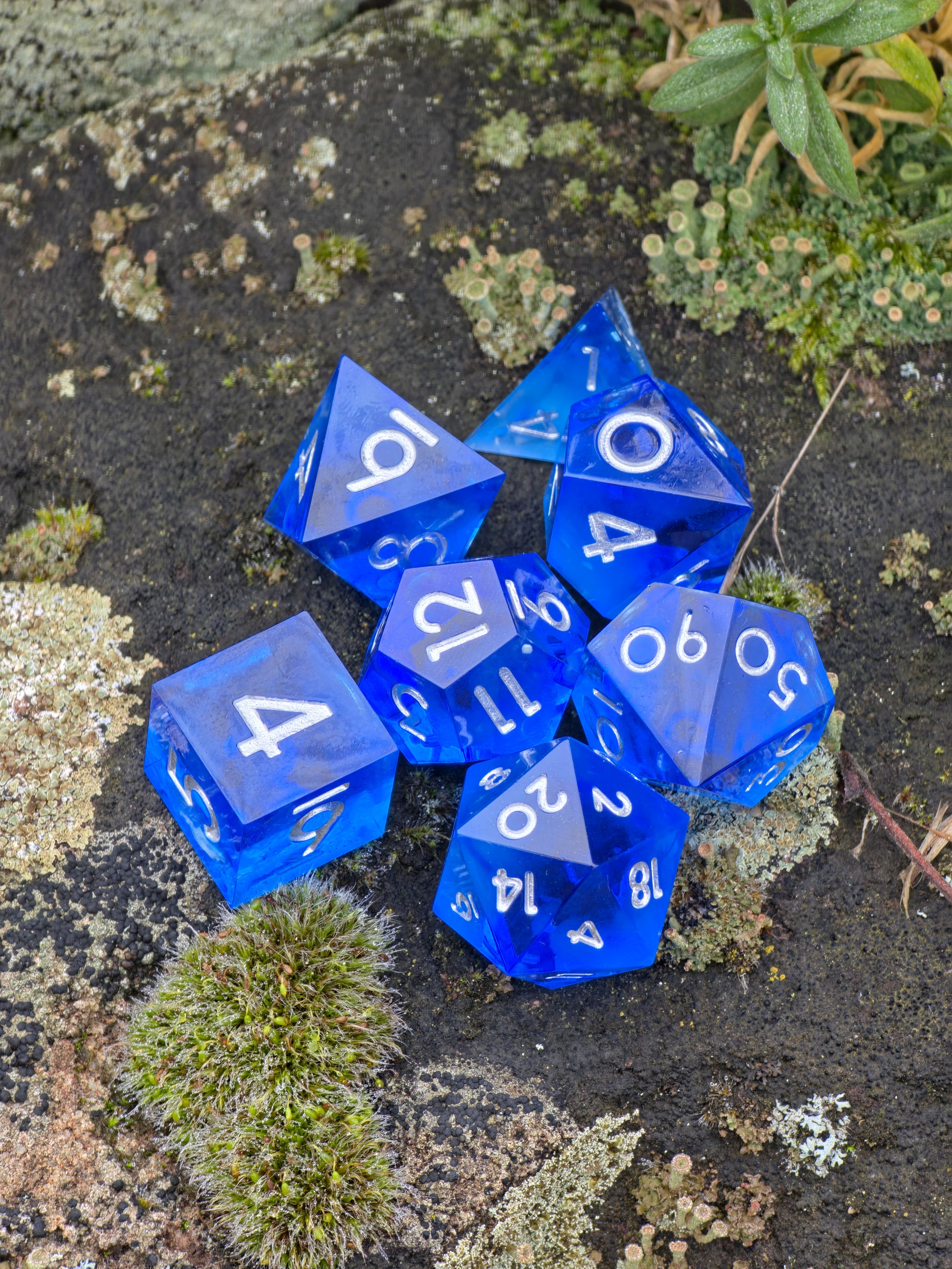 Midnight Nebula Würfelset in Bewegung zur Darstellung von Tiefe, Farbe und Glow-Effekt.  
Midnight Nebula dice set in motion showing depth, color, and glow effect.