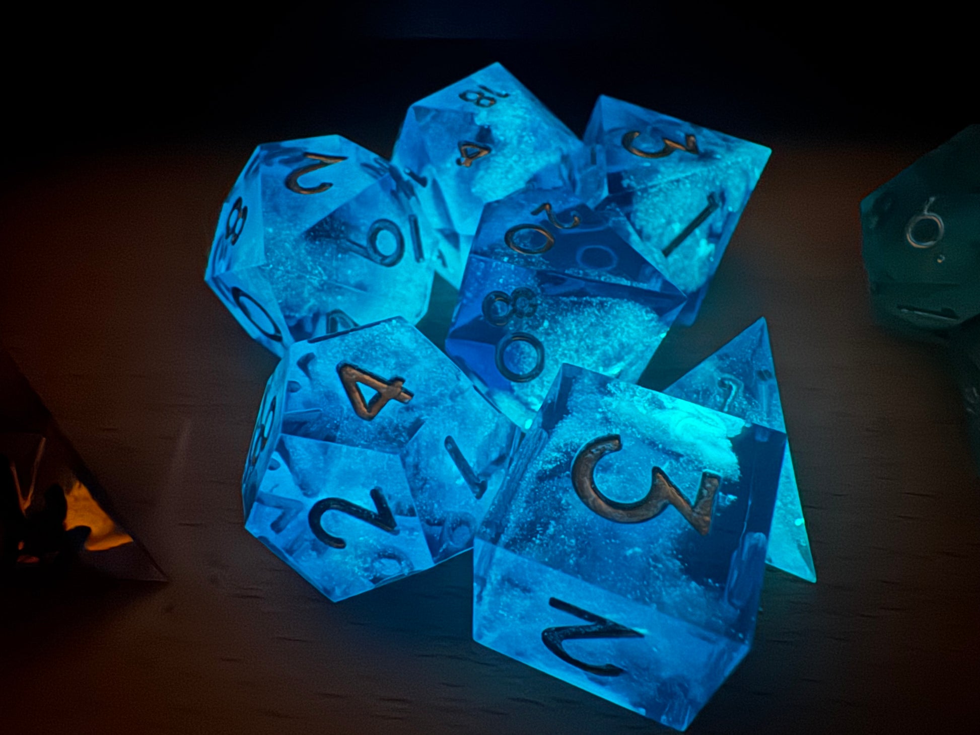 Midnight Nebula handgemachtes Glow Nebula DnD Würfelset in tiefem Blau mit leuchtendem Effekt, 7-teilig.  
Midnight Nebula handmade glow nebula DnD dice set in deep blue tones with luminous effect, 7-piece set.