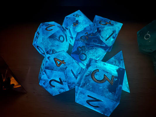 Midnight Nebula handgemachtes Glow Nebula DnD Würfelset in tiefem Blau mit leuchtendem Effekt, 7-teilig.  
Midnight Nebula handmade glow nebula DnD dice set in deep blue tones with luminous effect, 7-piece set.