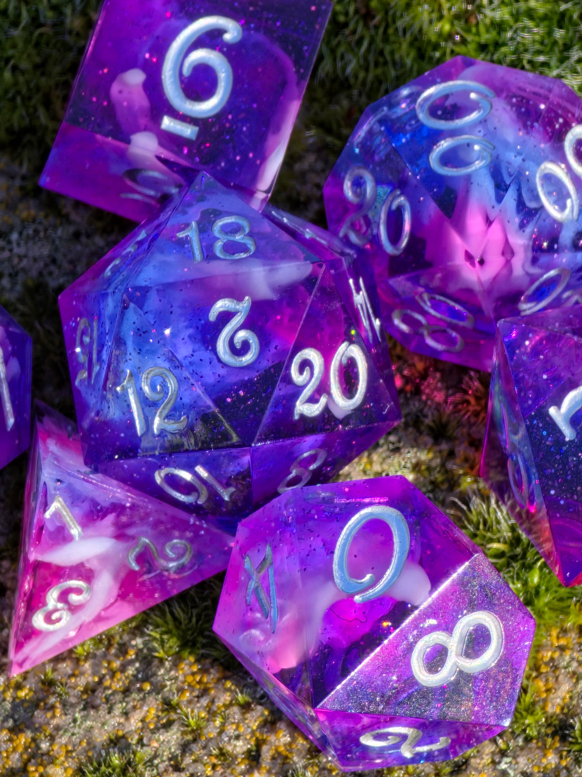 Handaufnahme des „Nebula Heart Galaxy“ Sets – starke Lichtreflexionen, tiefer Nebel und schimmernde Galaxy-Partikel.  
Hand view of the “Nebula Heart Galaxy” set – strong light reflections, deep nebula effect and shimmering galaxy particles.