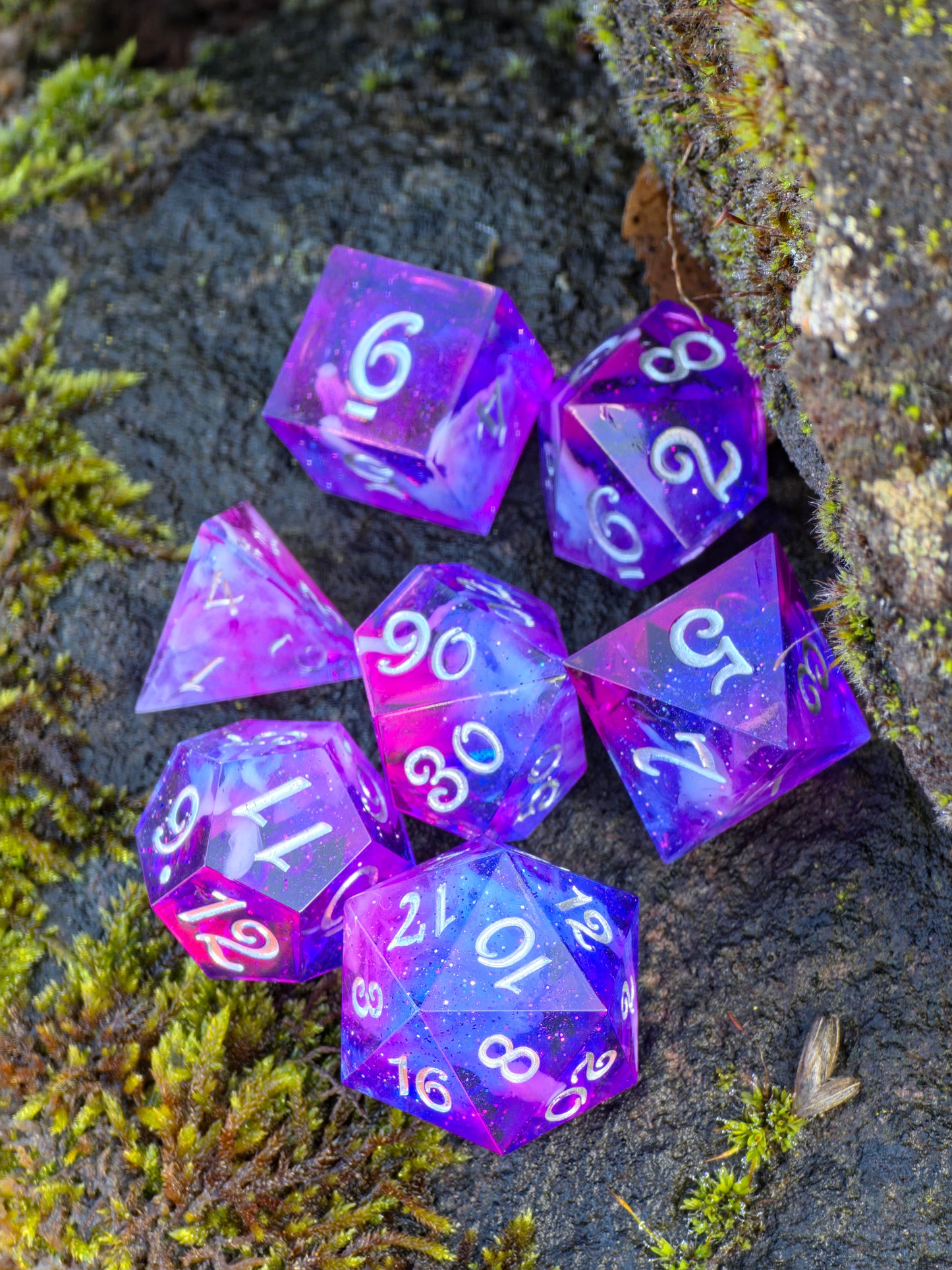 „Nebula Heart Galaxy“ im Handformat – zeigt Größe, Transparenz und leuchtende Farbtöne des Sets.  
“Nebula Heart Galaxy” held in hand – showing scale, transparency, and vibrant colors of the set.