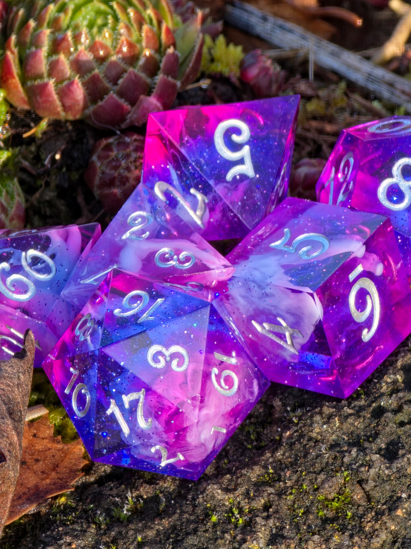 „Nebula Heart Galaxy“ – polyedrisches DnD Würfelset in Pink, Lila und Blau mit Galaxy-, Cloud- und Petri-Effekt sowie silbernen Zahlen.  
“Nebula Heart Galaxy” – polyhedral DnD dice set in pink, purple and blue with galaxy, cloud and petri effects and silver numbers.