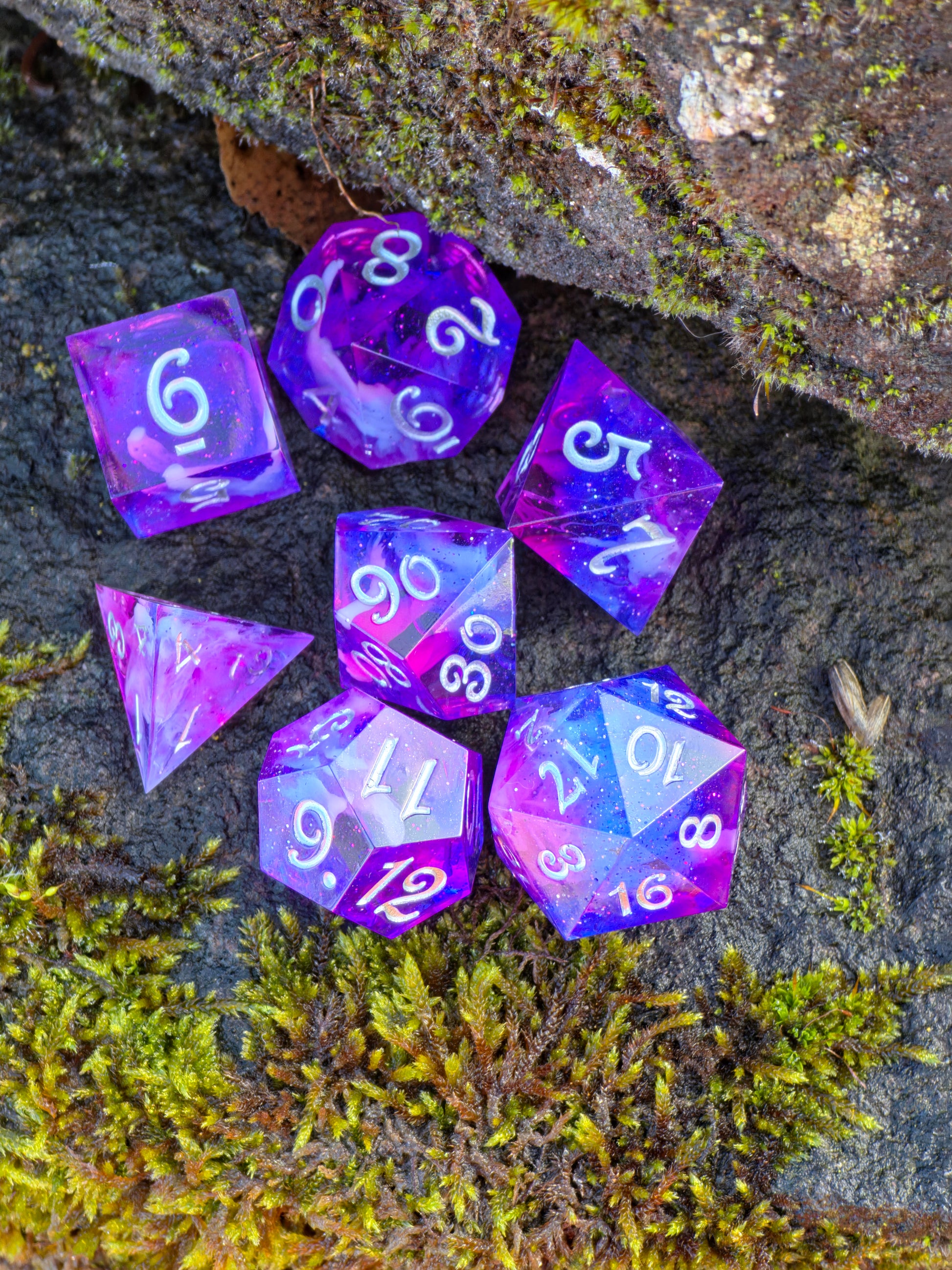 Outdoor-Aufnahme des „Nebula Heart Galaxy“ – intensiver Glanz, tiefe Galaxy-Farben und klare Resinstruktur.  
Outdoor shot of the “Nebula Heart Galaxy” – intense shine, deep galaxy colors and clear resin structure.