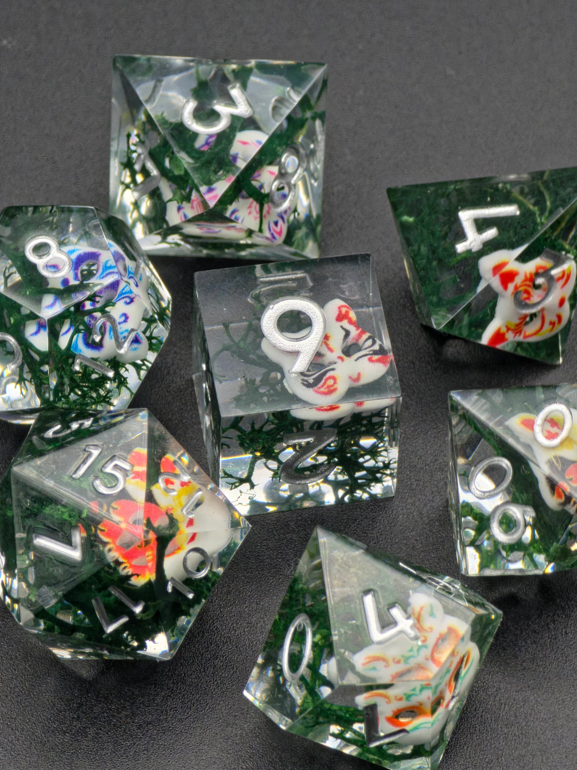 D20 aus dem „Oni Curse Dice“ Set mit japanischer Maske und weißen Zahlen.  
D20 from the “Oni Curse Dice” set with Japanese mask and white numbers.