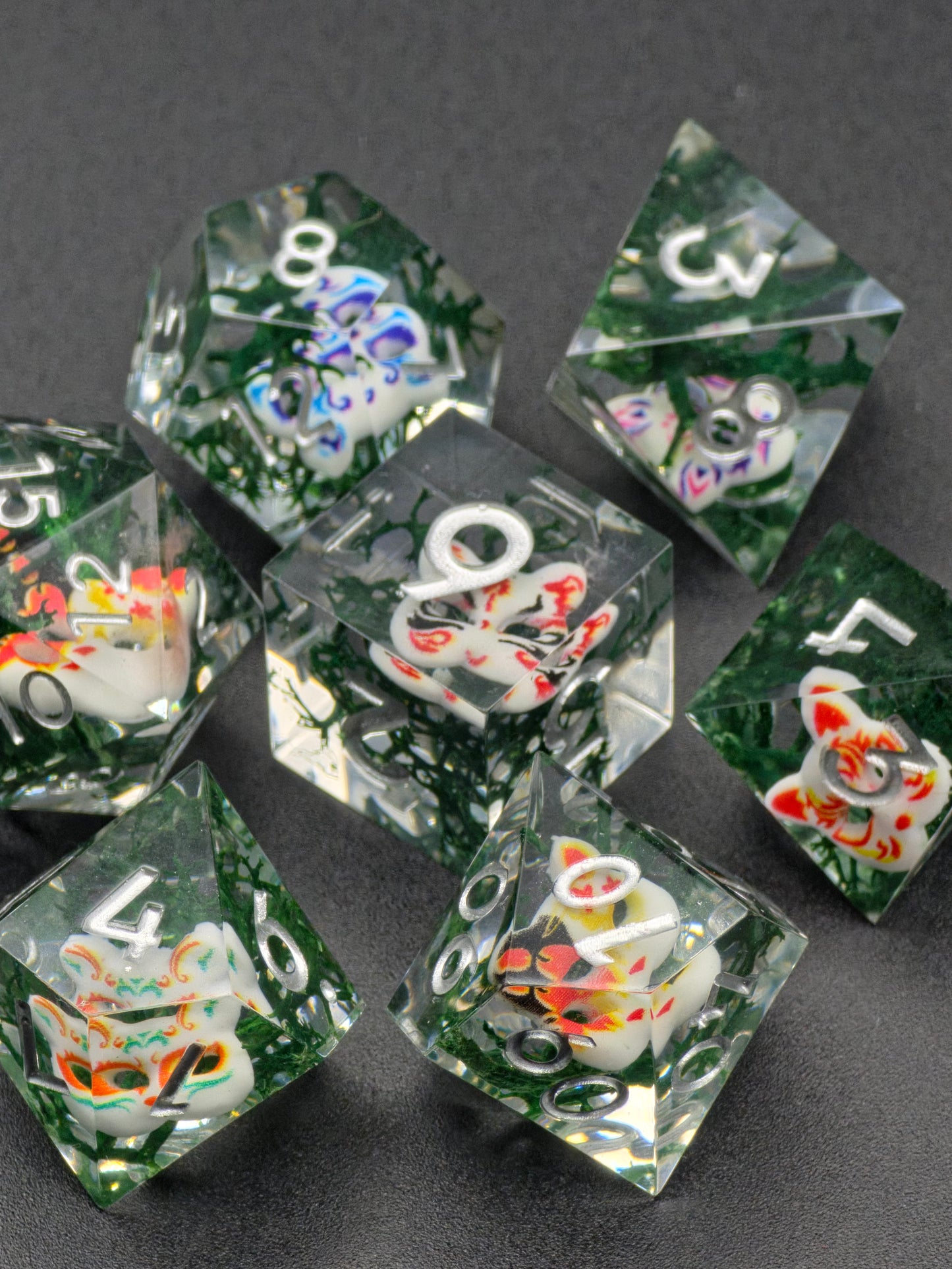 Oni Curse Dice – transparentes DnD Würfelset mit japanischen Dämonenmasken und weißen Zahlen.  
Oni Curse Dice – clear resin DnD dice set with Japanese demon masks and white numbers.
