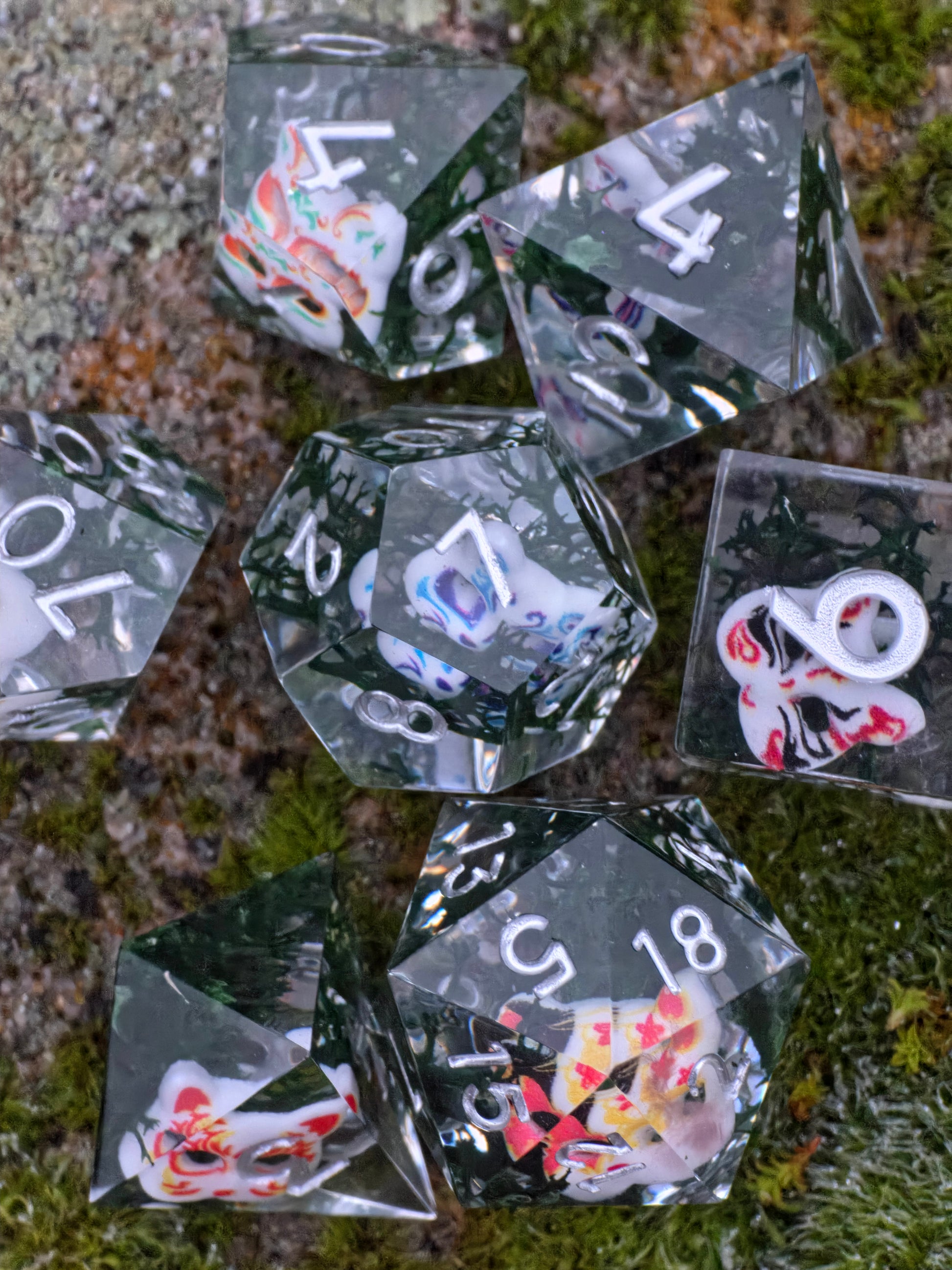 „Oni Curse Dice“ im Außenlicht – dunkle, mystische Ästhetik mit weißen Zahlen.  
“Oni Curse Dice” in outdoor light – dark, mystical aesthetic with white numbers.