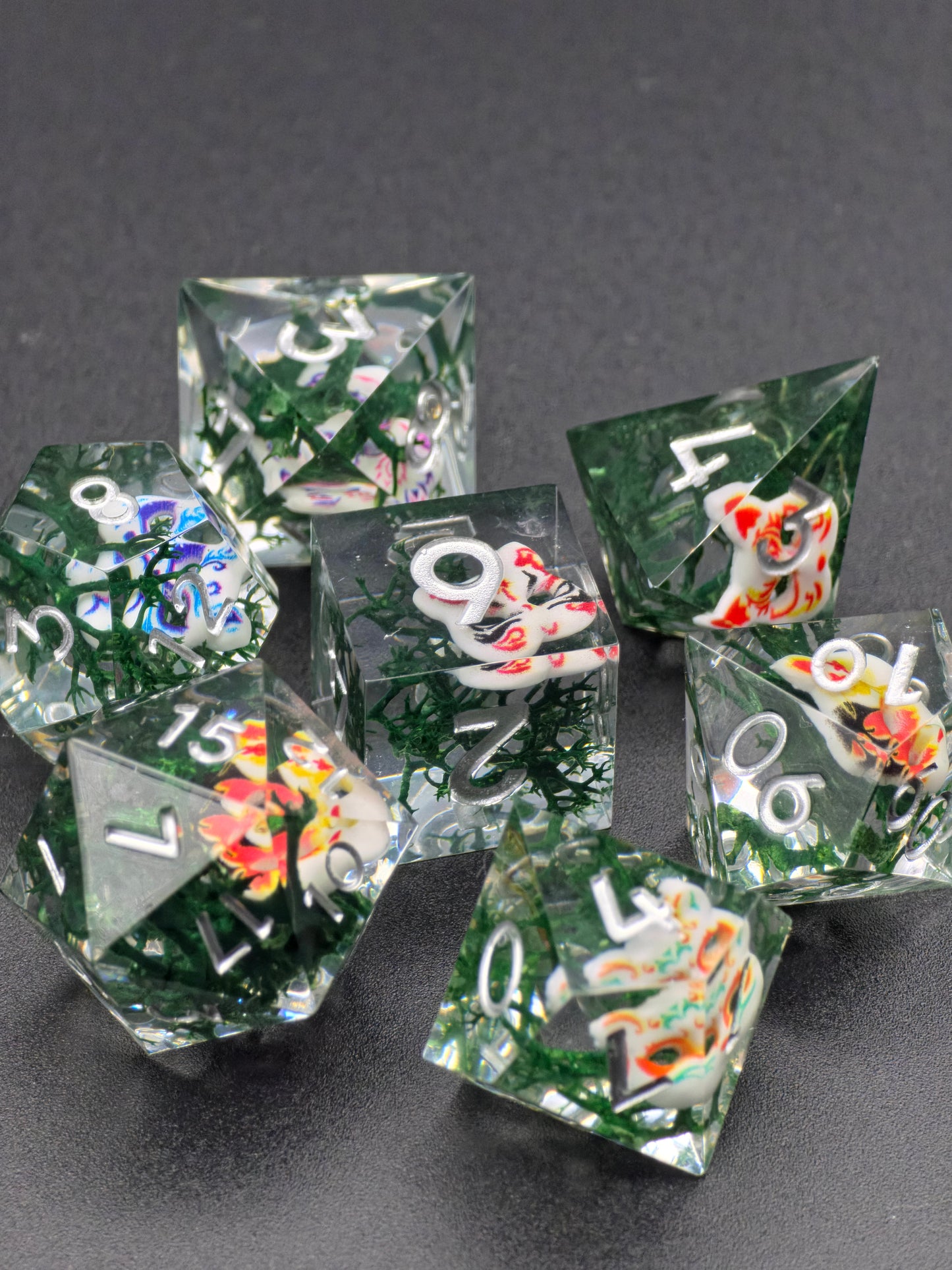 Komplettes „Oni Curse Dice“ Set – klarer Resin, weiße Zahlen, japanische Oni-Masken.  
Full “Oni Curse Dice” set – clear resin, white numbers, Japanese oni masks.