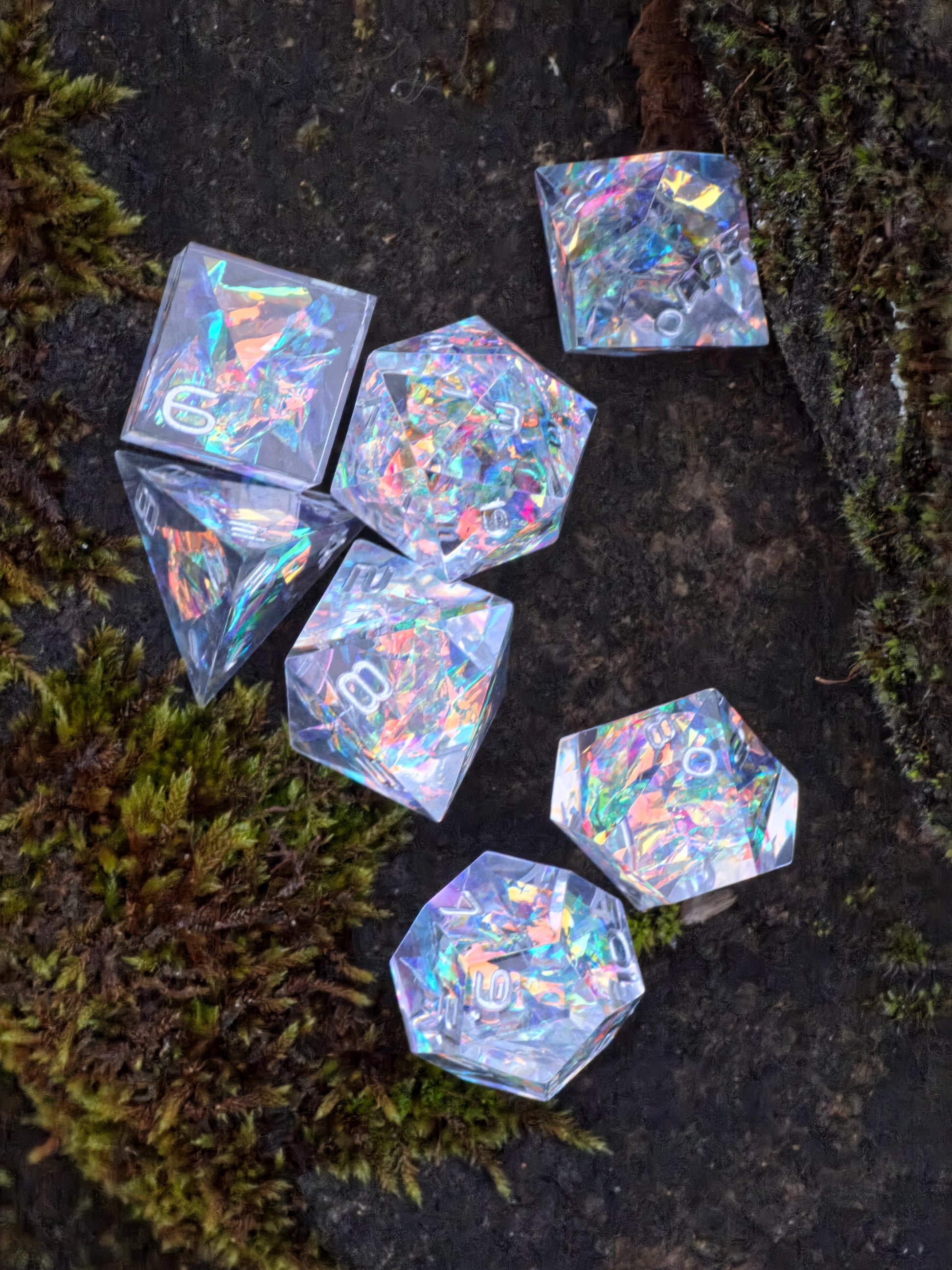 D20 im „Prismatic Aether“ Set mit holografischem Kristallmuster und weißer Beschriftung. 
D20 in the “Prismatic Aether” set with holographic crystal pattern and white numbering.