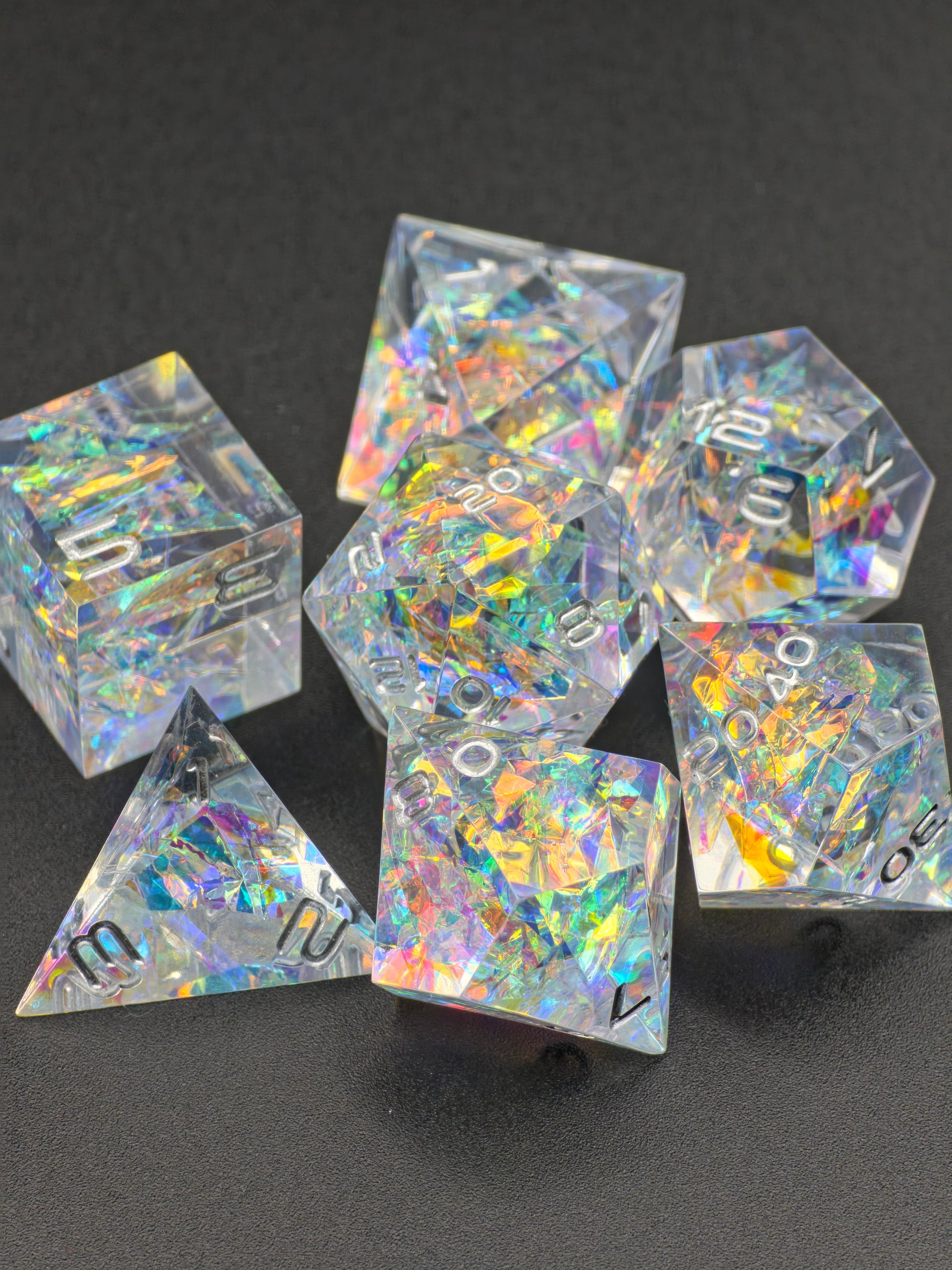 Handaufnahme des „Prismatic Aether“ Sets mit reflektierenden Hologramm-Schimmern. 
Hand shot of the “Prismatic Aether” set with reflective holographic shimmer.