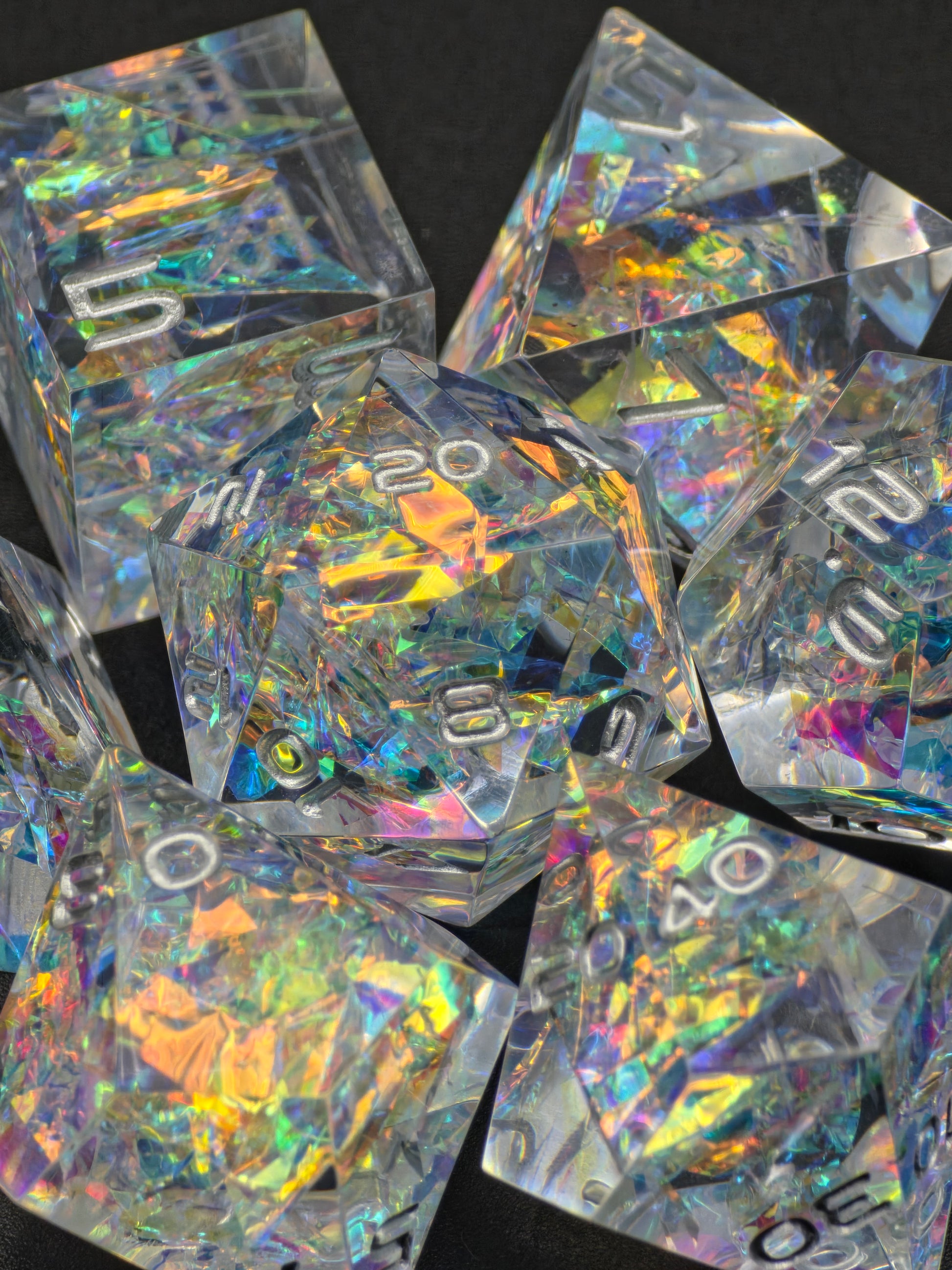 Prismatic Aether – klares holografisches DnD Würfelset mit irisierenden Regenbogeneffekten im Sonnenlicht. 
Prismatic Aether – clear holographic DnD dice set with iridescent rainbow effects in outdoor light.