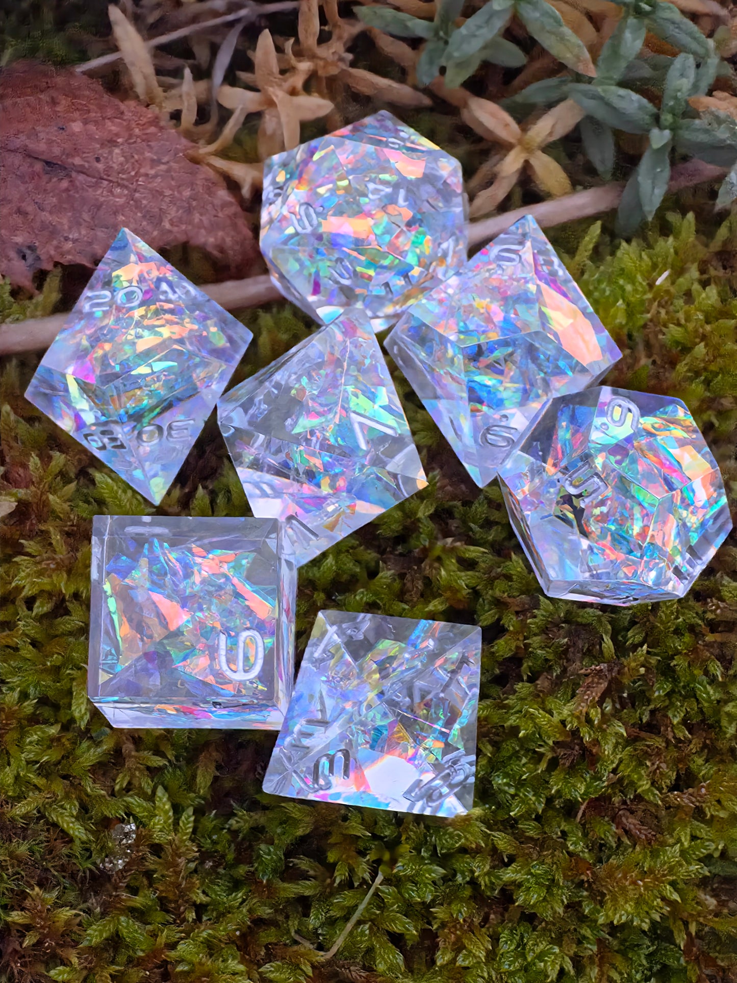 Komplettes „Prismatic Aether“ Polyederdice Set – klares Resin, holografische Splitter, weiße Zahlen. 
Full “Prismatic Aether” polyhedral dice set – clear resin, holographic shards, white numbers.