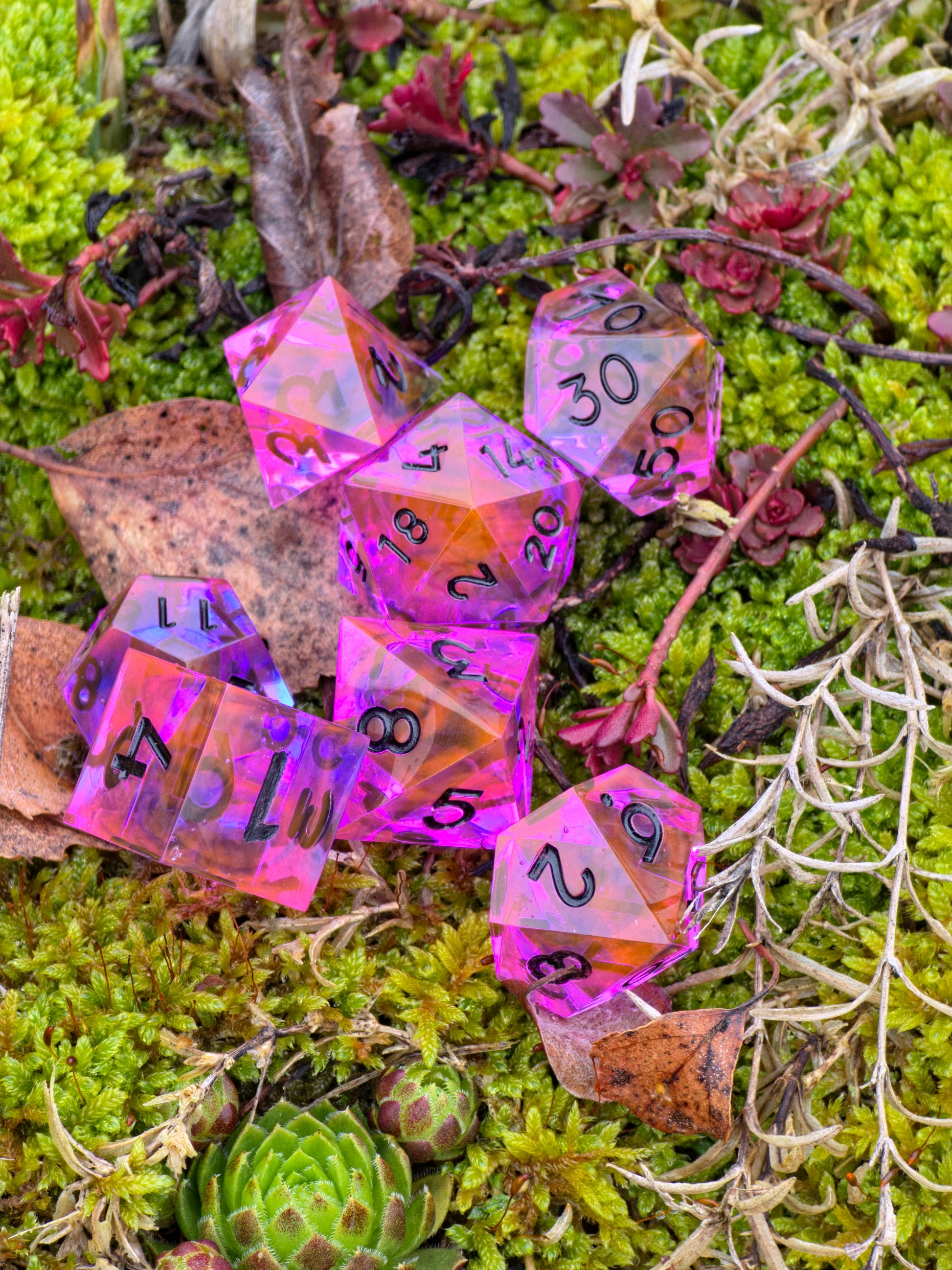 Polyedrisches Radiant Ember Würfelset mit transparentem Resin und intensiven Farbverläufen.  
Polyhedral Radiant Ember dice set with transparent resin and vivid color gradients.