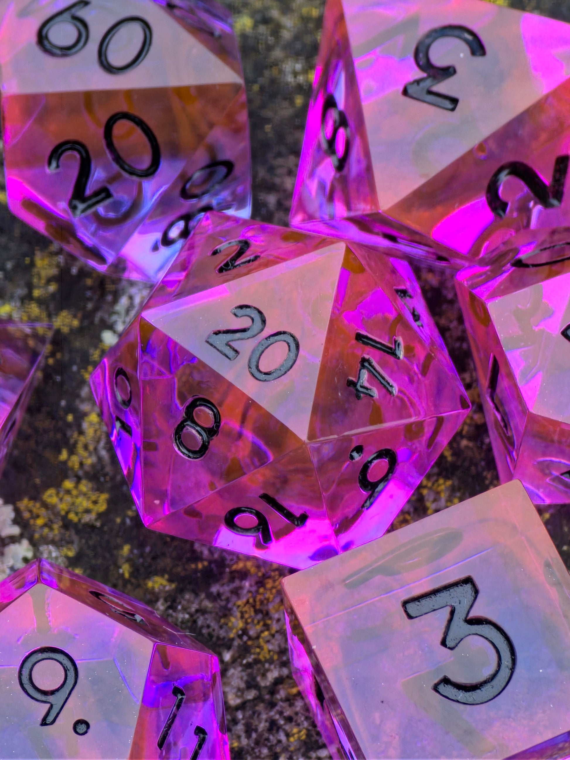 Radiant Ember handgemachtes DnD Würfelset aus Resin mit leuchtendem pink-orangenem Nebula-Effekt.  
Radiant Ember handmade DnD dice set made of resin with glowing pink-orange nebula effect.