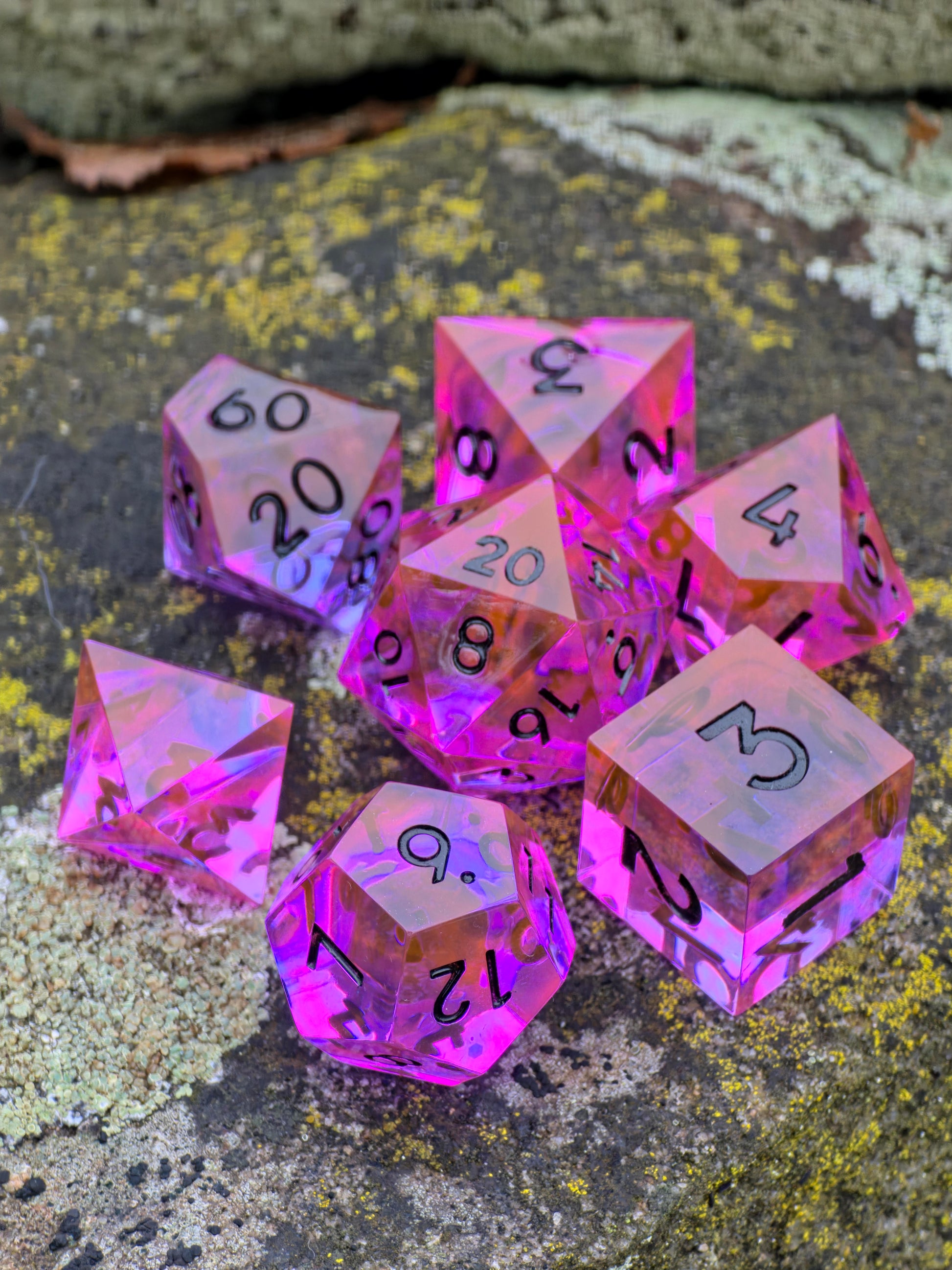 Radiant Ember DnD Würfelset in Bewegung zur Darstellung von Lichtreflexen und Tiefe.  
Radiant Ember DnD dice set in motion showing light reflections and depth.