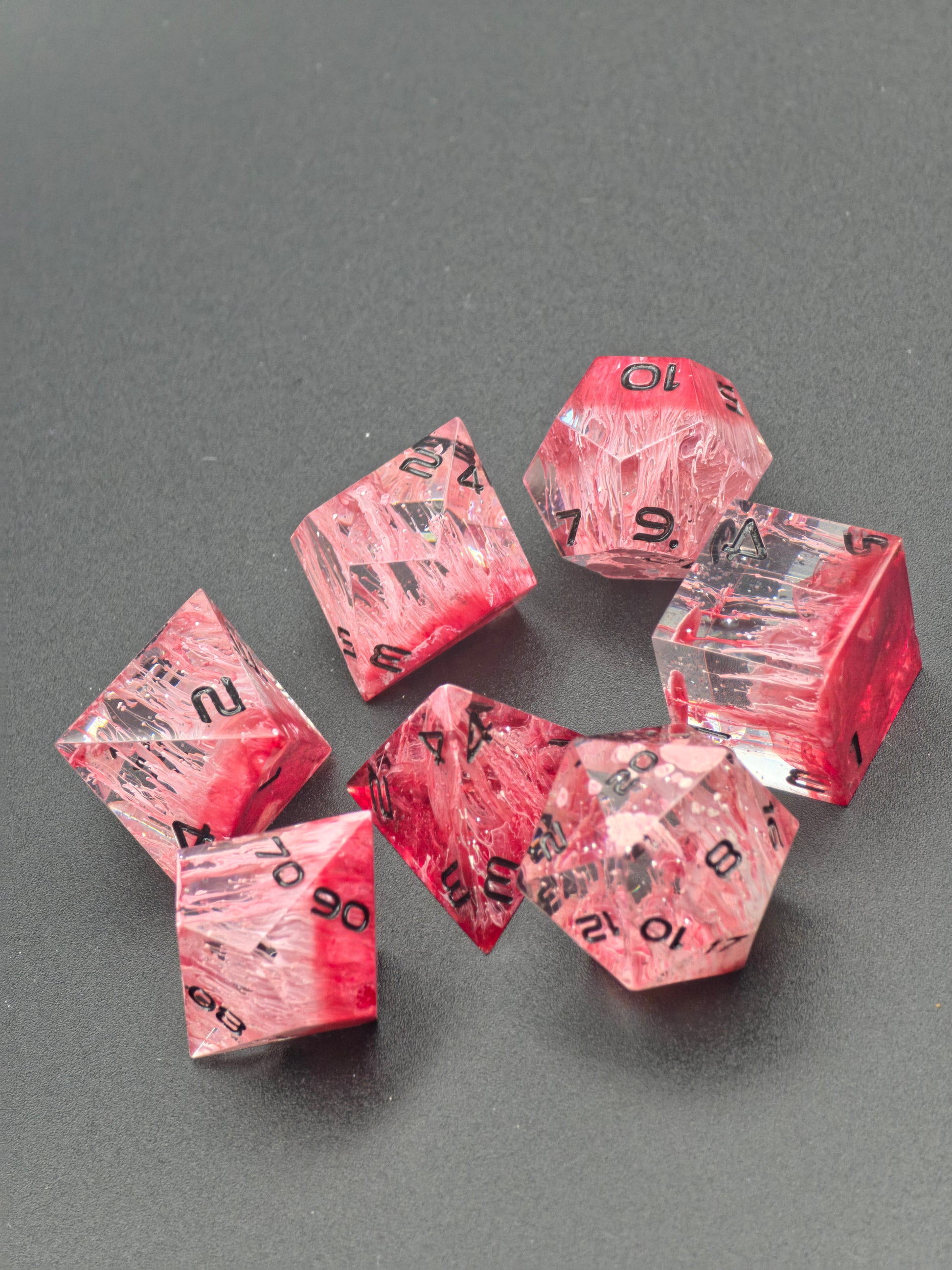 Detailansicht des D20 mit tiefrotem Petri-Effekt und schichtiger Nebelstruktur im Würfelset Sanguis Veil.  
Close-up of the D20 with deep red petri effect and layered mist structure in the Sanguis Veil dice set.