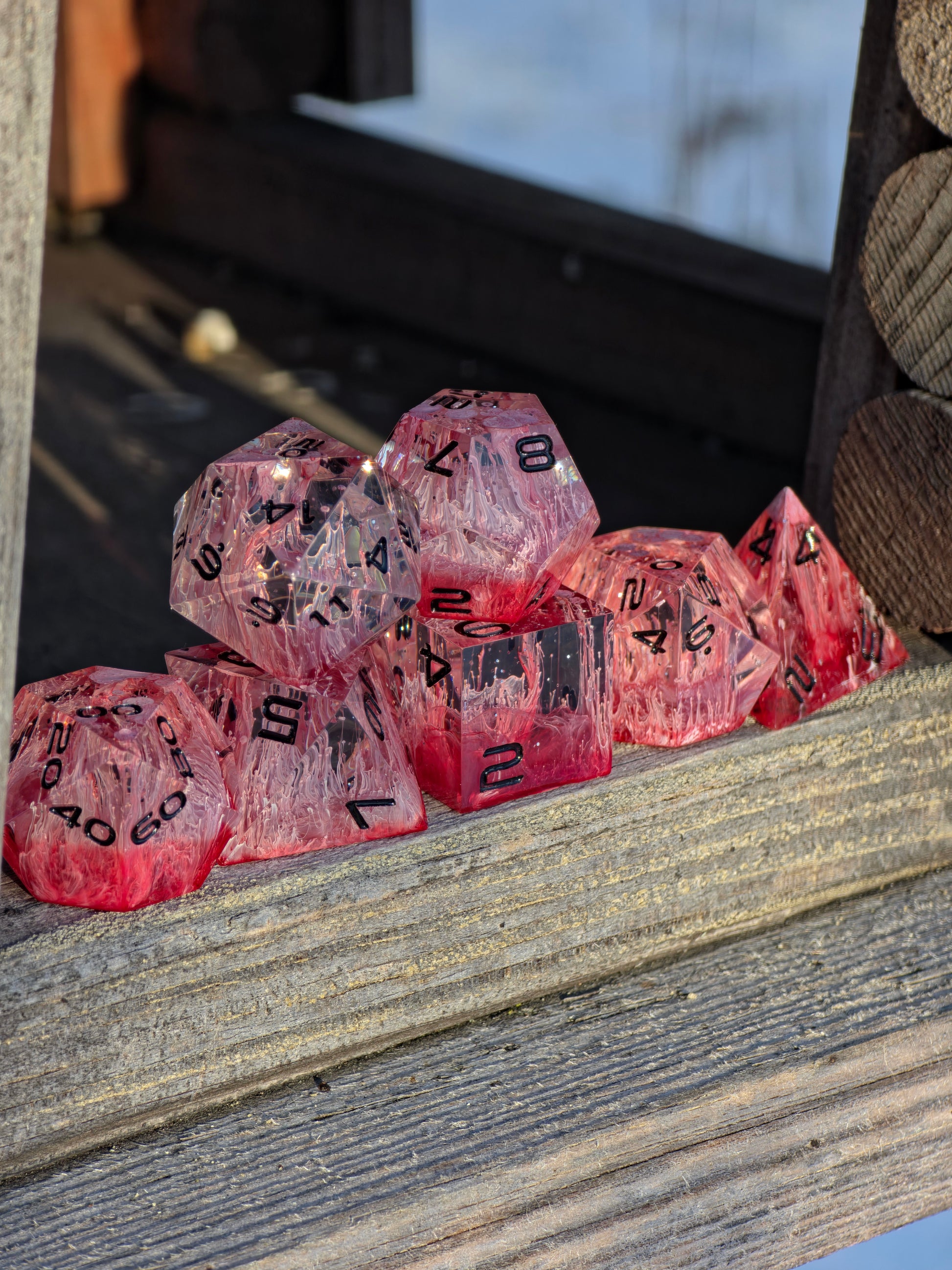 Tiefrome Petri-Strukturen mit organischem Nebeleffekt im Würfelset Sanguis Veil.  
Deep red petri structures with organic mist effect in the Sanguis Veil dice set.