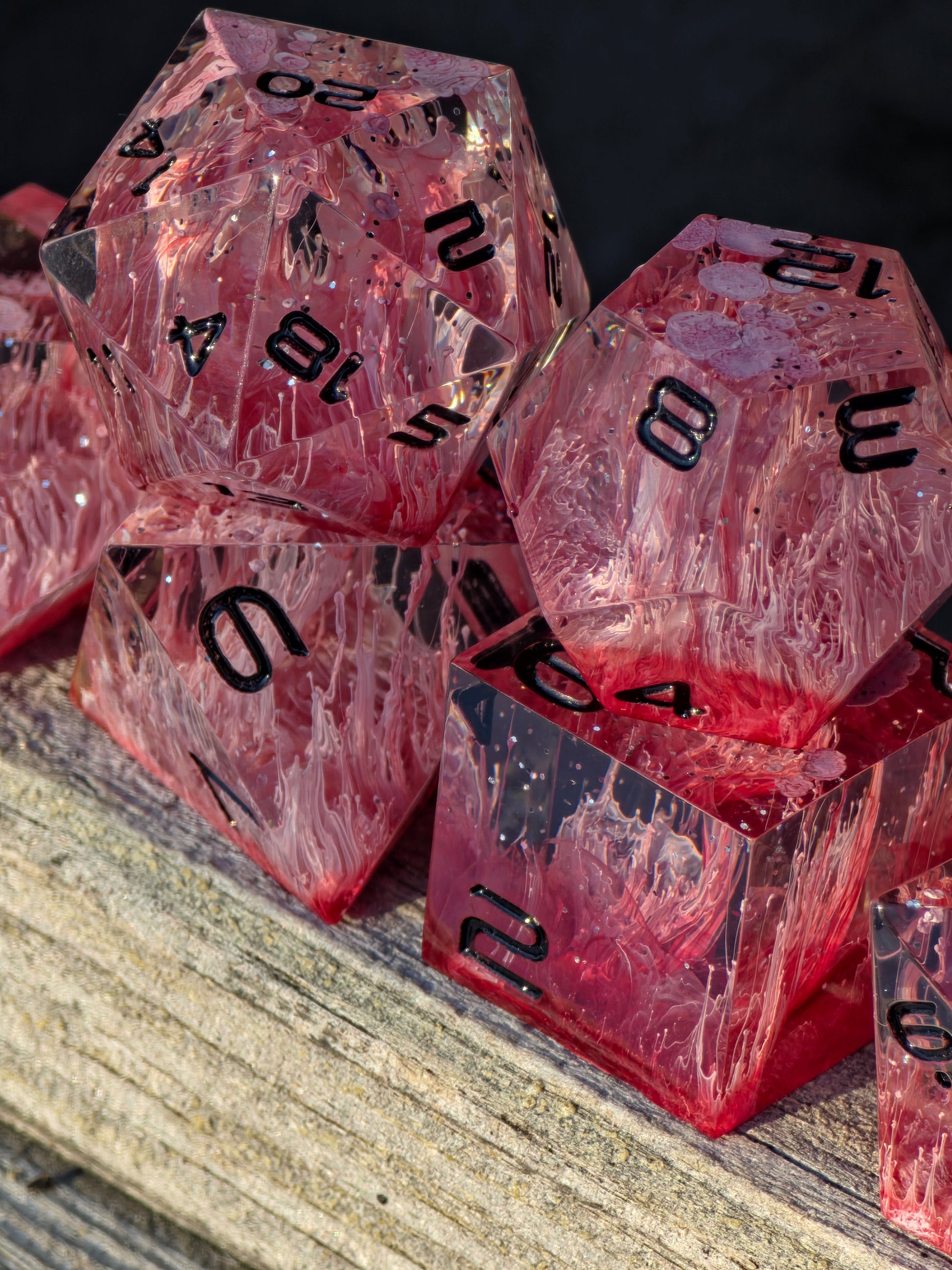 Handgemachtes Petri Dice Set Sanguis Veil in Tiefrot mit organischem Nebeleffekt, polyedrisches DnD Würfelset.  
Handmade petri dice set Sanguis Veil in deep red with organic mist effect, polyhedral DnD dice set.