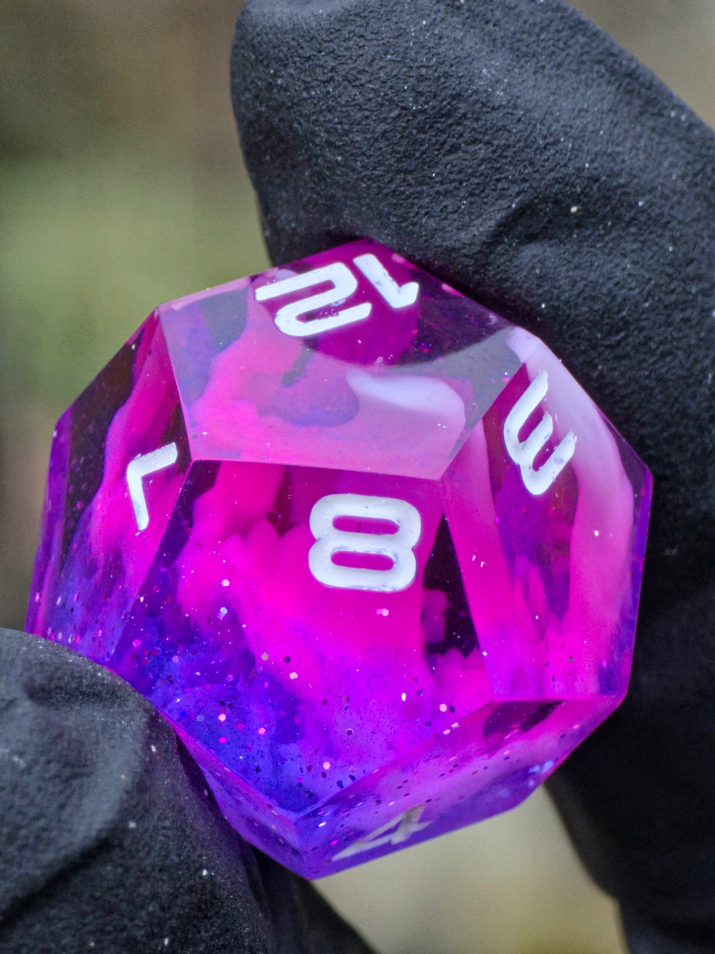 Detailaufnahme des „Starflare Cloud Galaxy“ – schwebende Cloud-Wolken im pink-violetten Harz.  
Detail shot of the “Starflare Cloud Galaxy” – floating cloud swirls inside pink-violet resin.