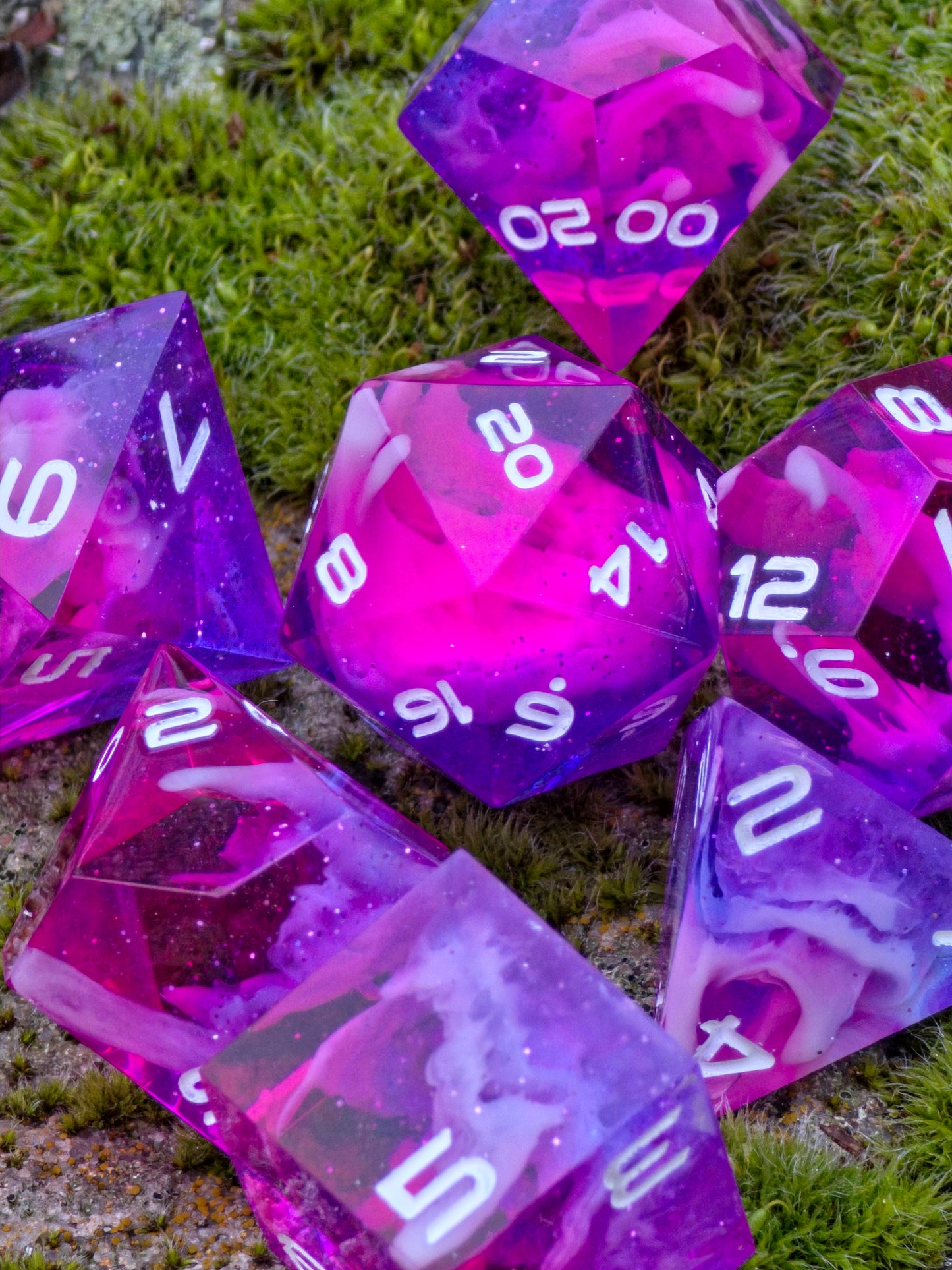 Handaufnahme des „Starflare Cloud Galaxy“ – tiefer Nebula-Swirl und schimmernder Galaxy-Glitter.  
Hand shot of the “Starflare Cloud Galaxy” – deep nebula swirl and shimmering galaxy glitter.